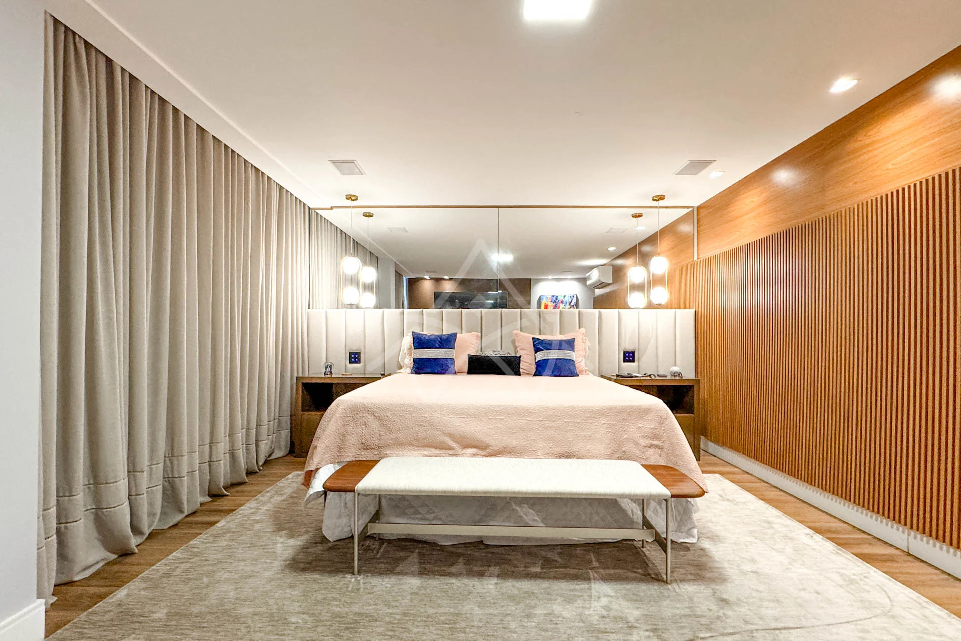 Casa com Cinema, 4 Suítes, Pub, Piscina com Hidromassagem