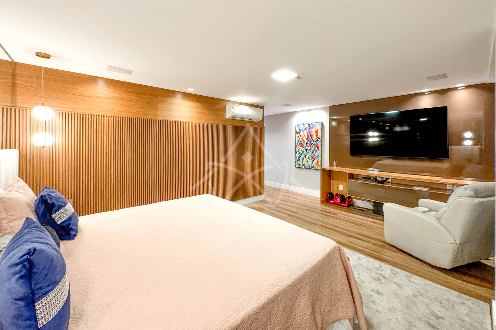 Casa com Cinema, 4 Suítes, Pub, Piscina com Hidromassagem