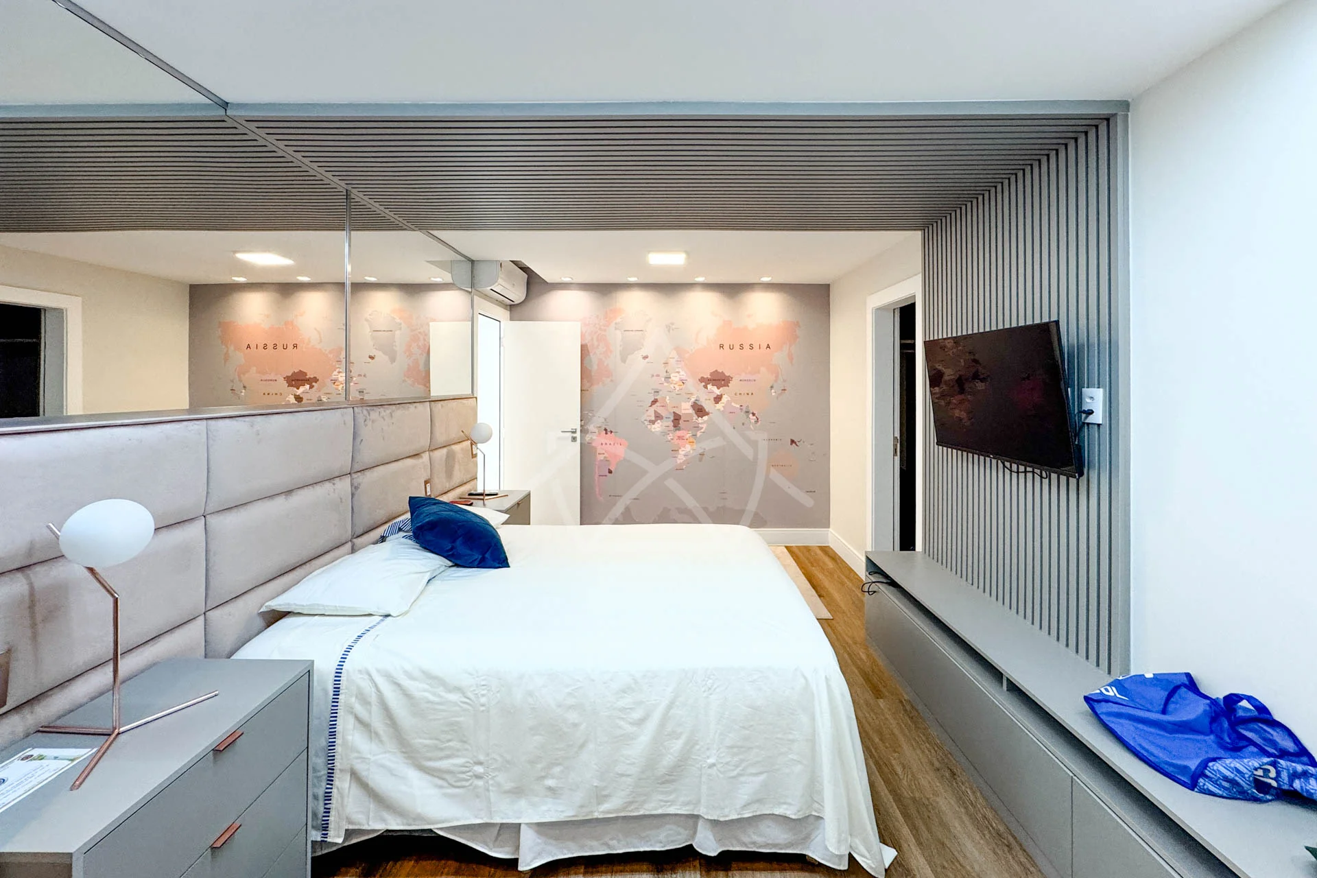 Casa com Cinema, 4 Suítes, Pub, Piscina com Hidromassagem