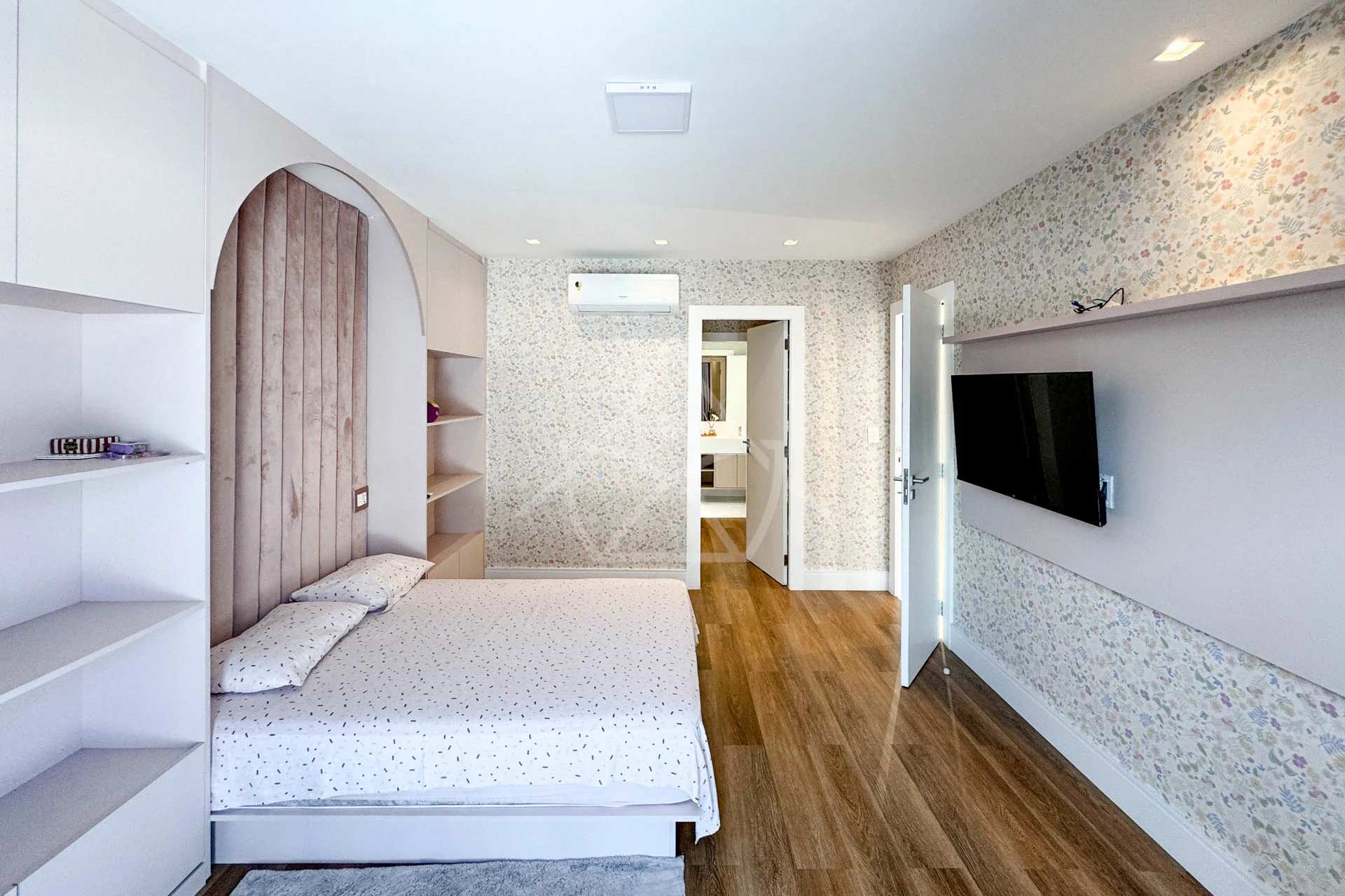 Casa com Cinema, 4 Suítes, Pub, Piscina com Hidromassagem
