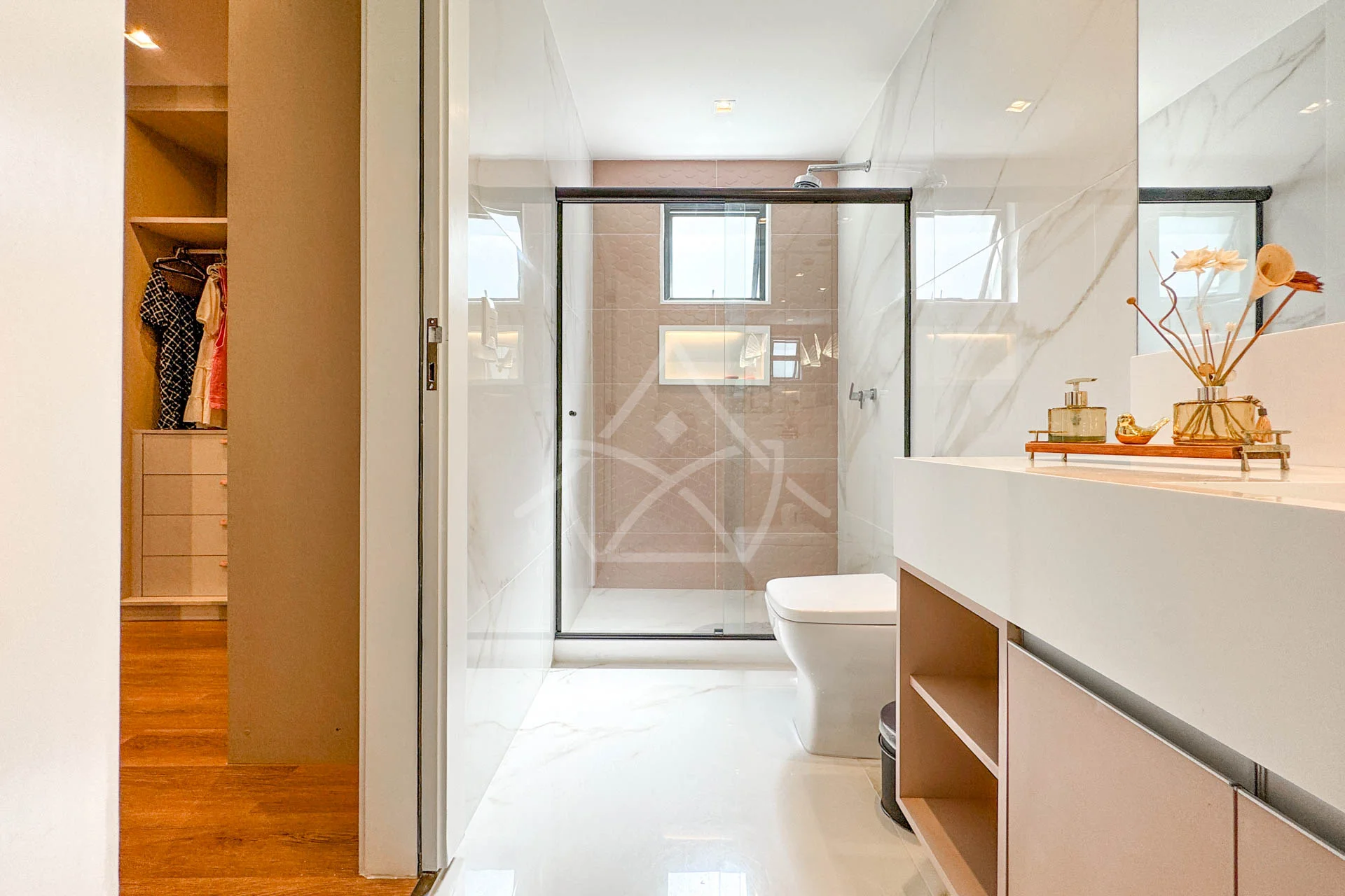 Casa com Cinema, 4 Suítes, Pub, Piscina com Hidromassagem