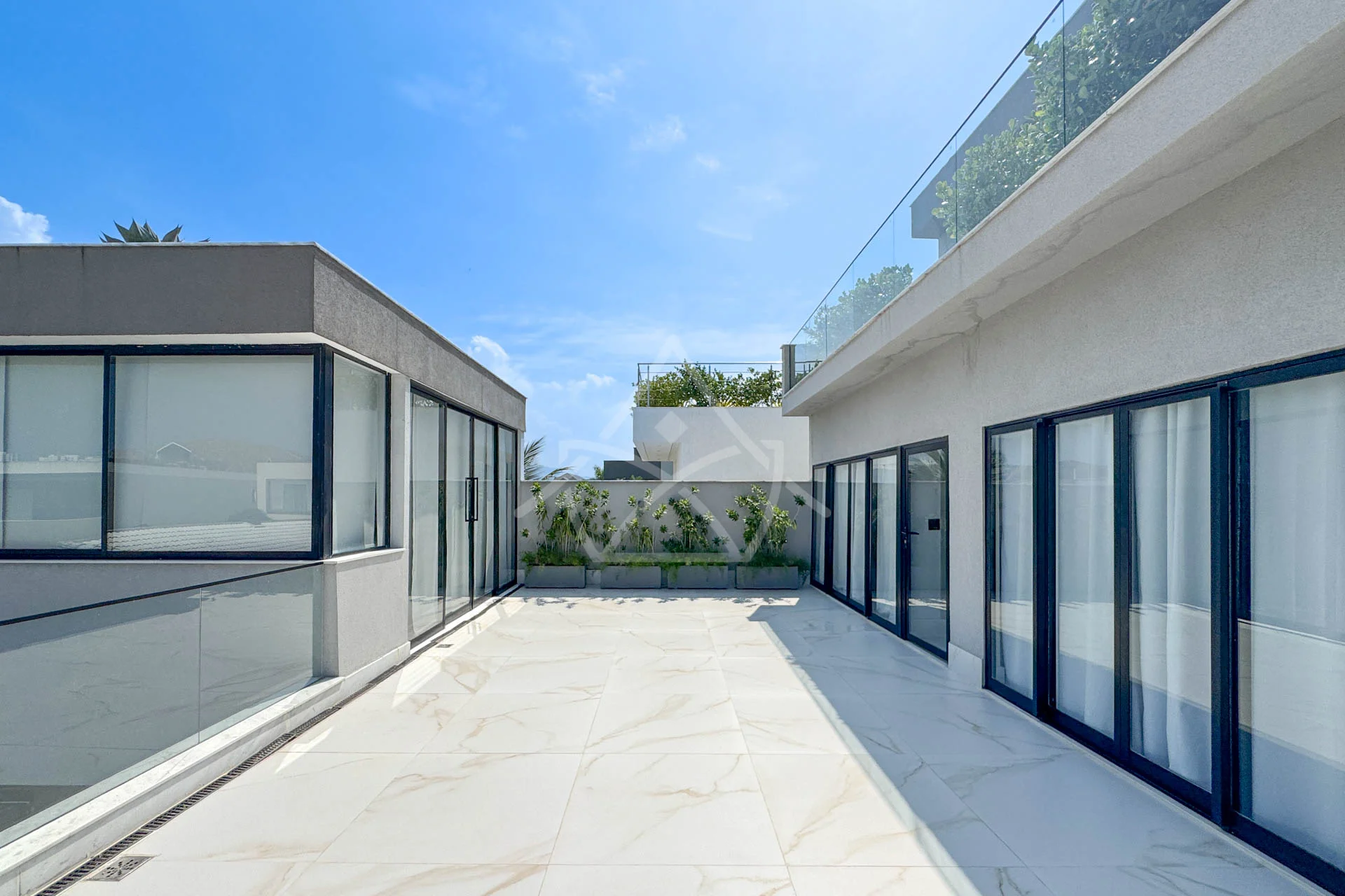 Casa com Cinema, 4 Suítes, Pub, Piscina com Hidromassagem