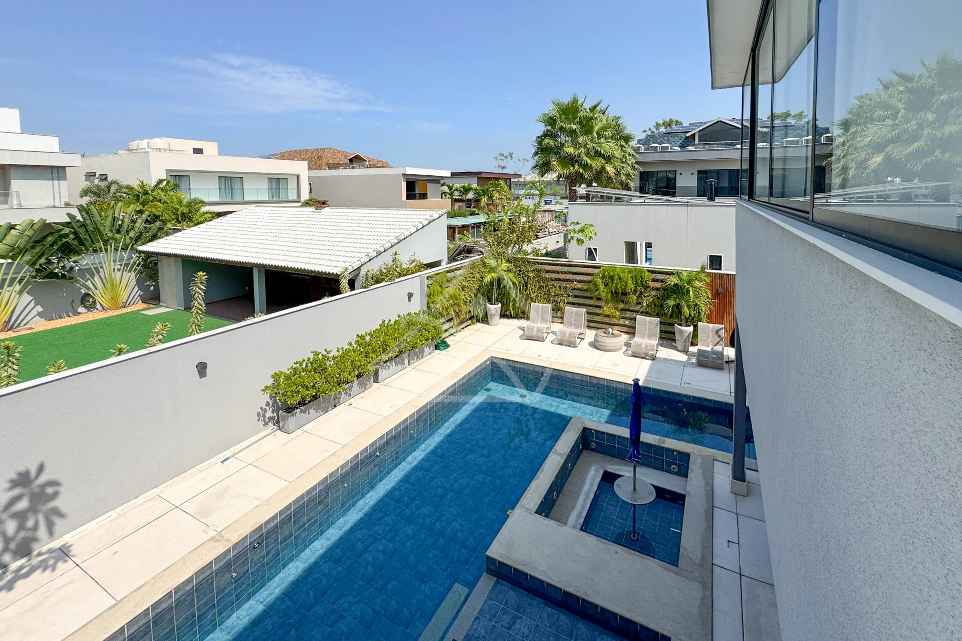 Casa com Cinema, 4 Suítes, Pub, Piscina com Hidromassagem