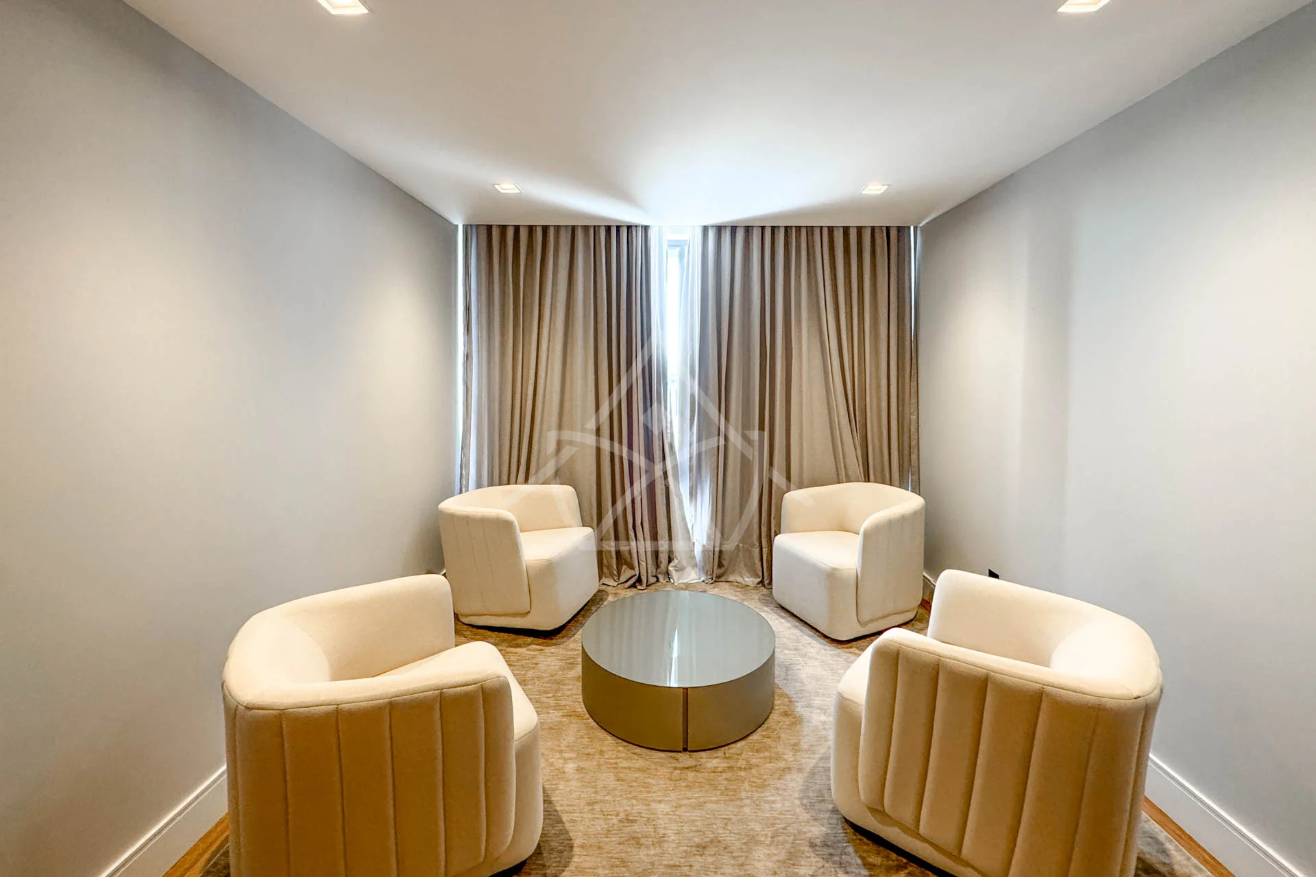 Casa com Cinema, 4 Suítes, Pub, Piscina com Hidromassagem