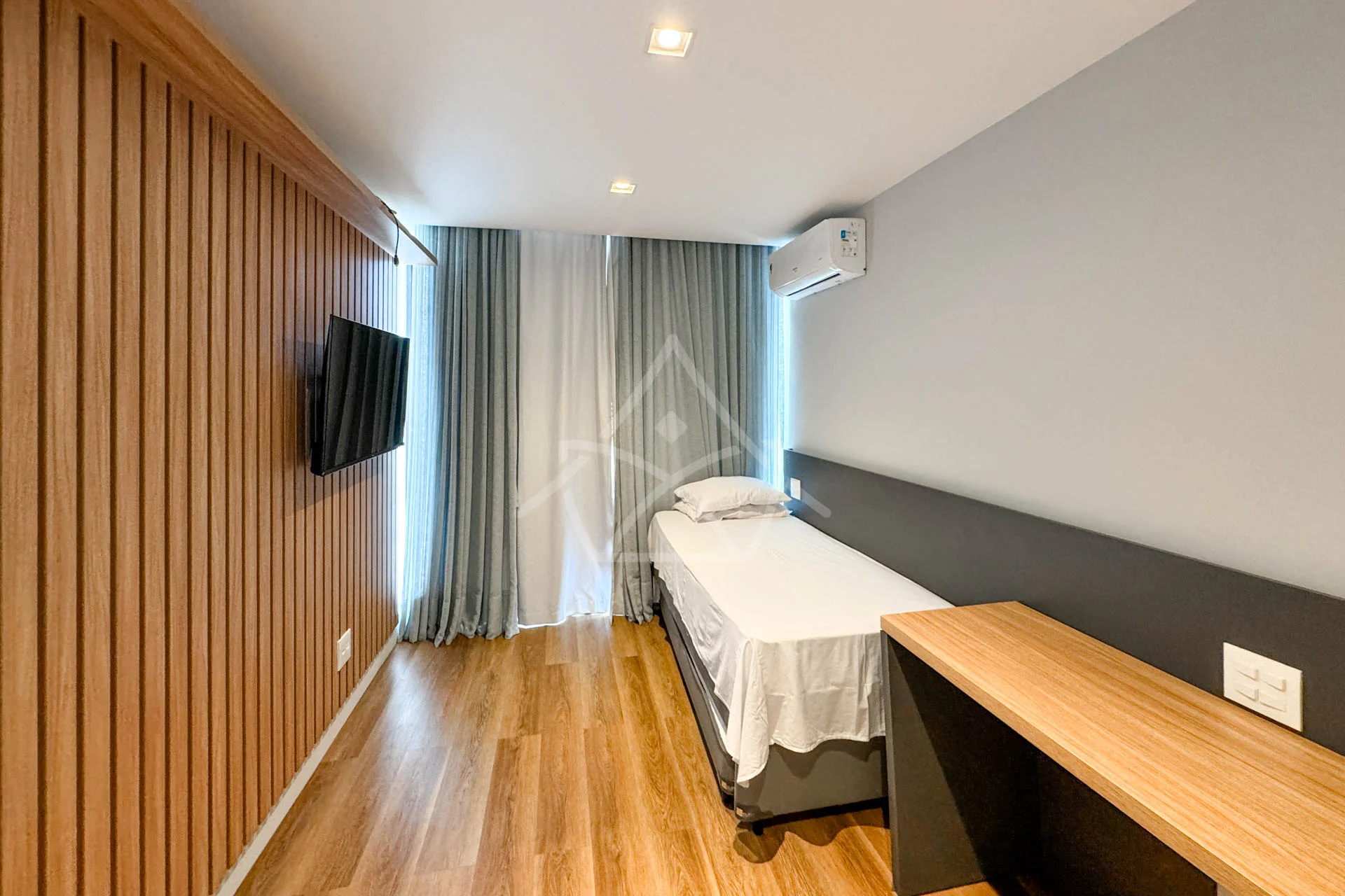 Casa com Cinema, 4 Suítes, Pub, Piscina com Hidromassagem