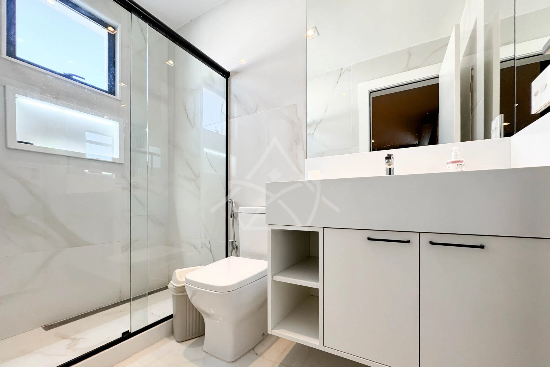 Casa com Cinema, 4 Suítes, Pub, Piscina com Hidromassagem