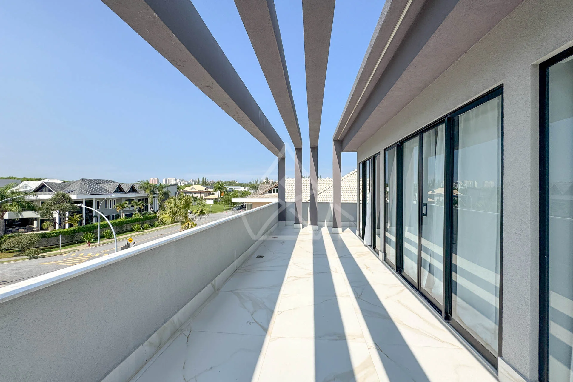 Casa com Cinema, 4 Suítes, Pub, Piscina com Hidromassagem