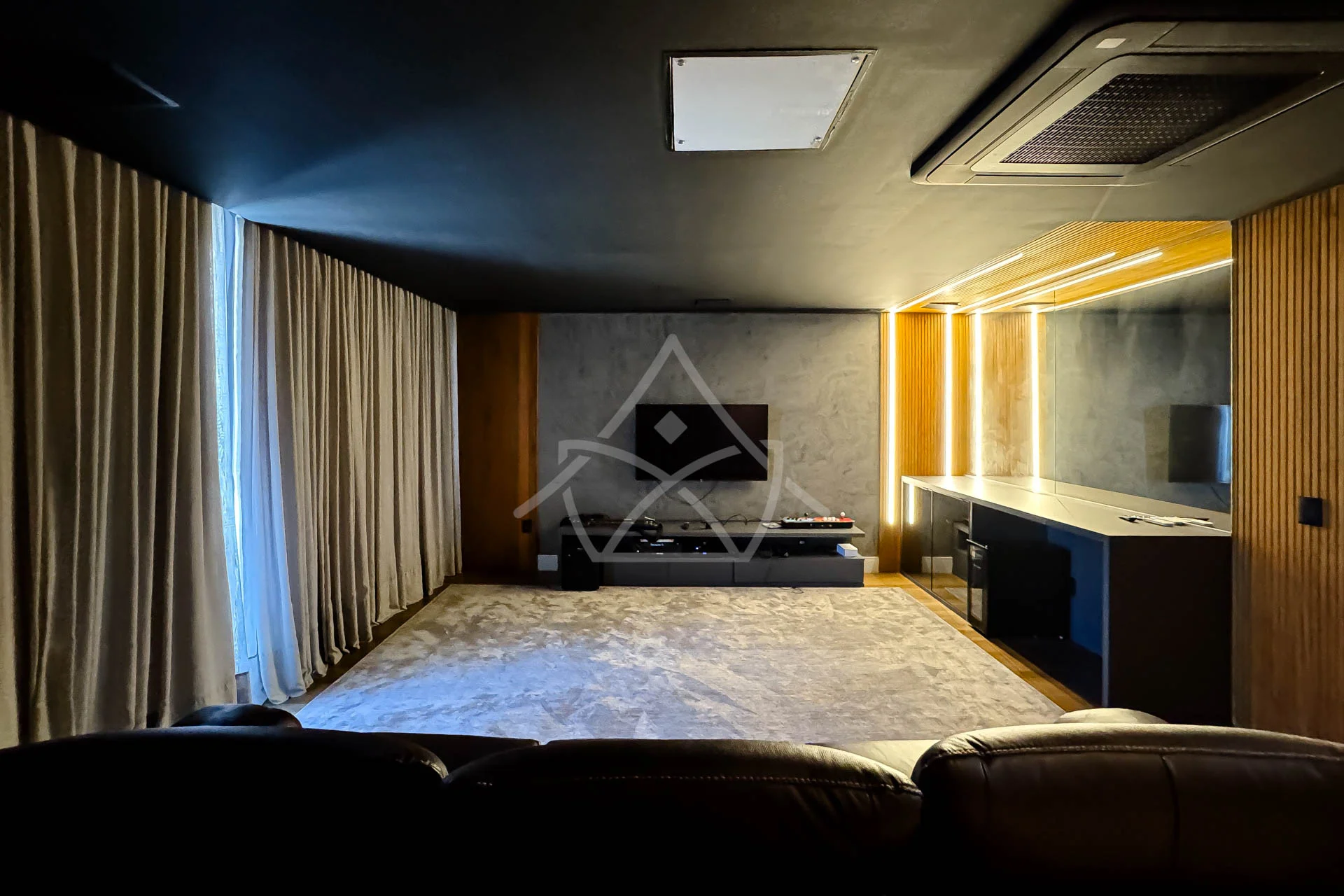 Casa com Cinema, 4 Suítes, Pub, Piscina com Hidromassagem