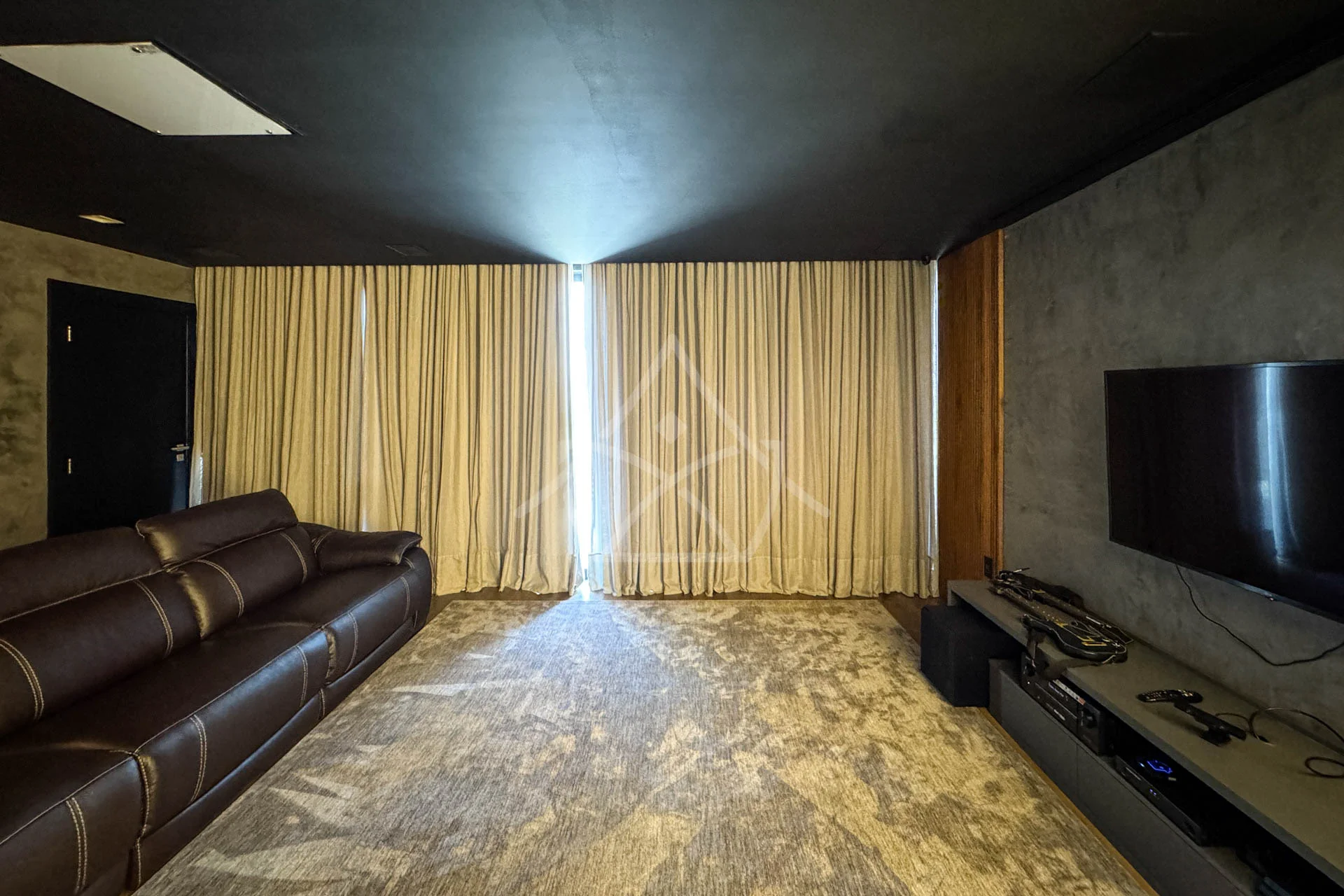 Casa com Cinema, 4 Suítes, Pub, Piscina com Hidromassagem