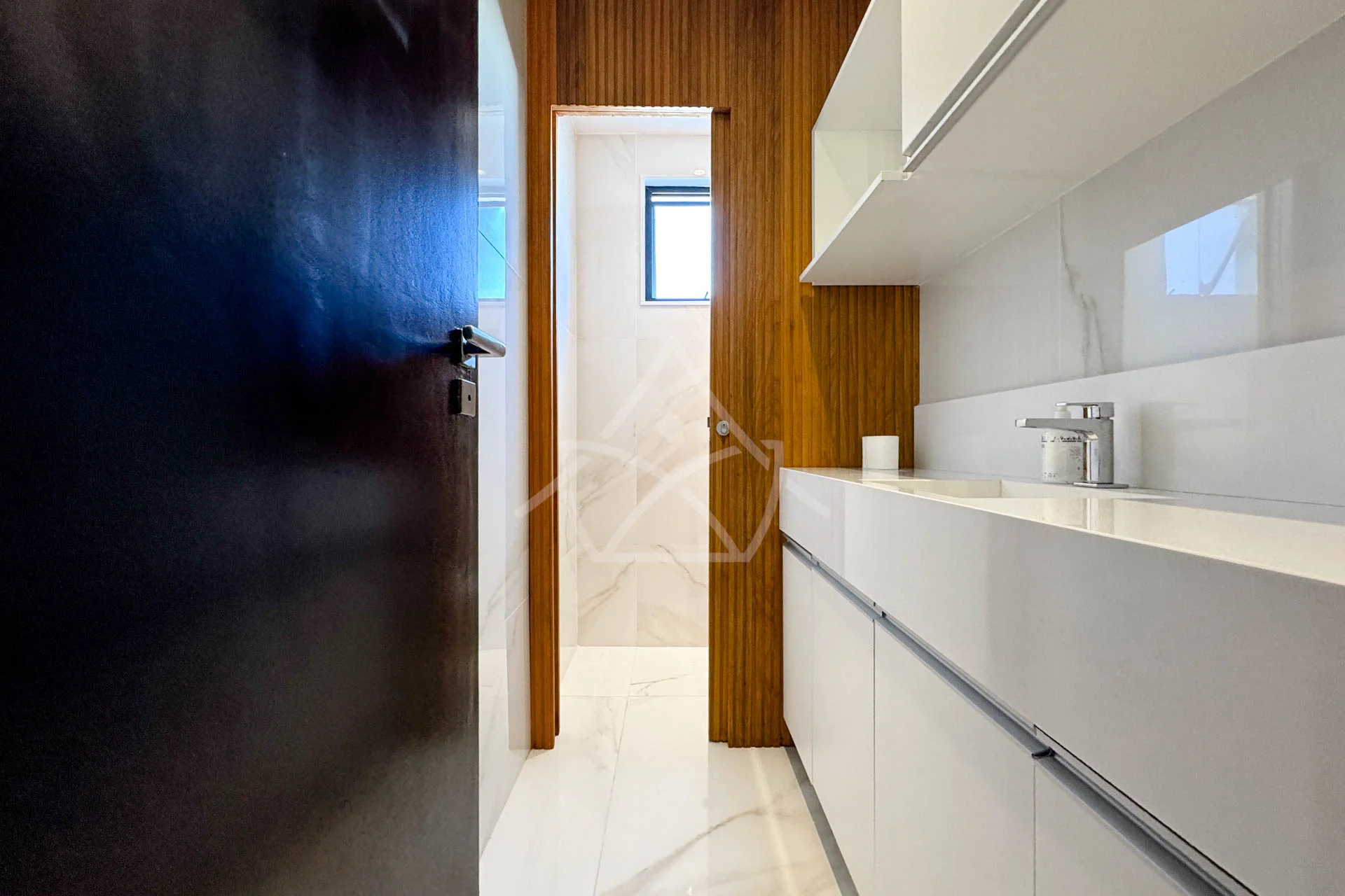 Casa com Cinema, 4 Suítes, Pub, Piscina com Hidromassagem