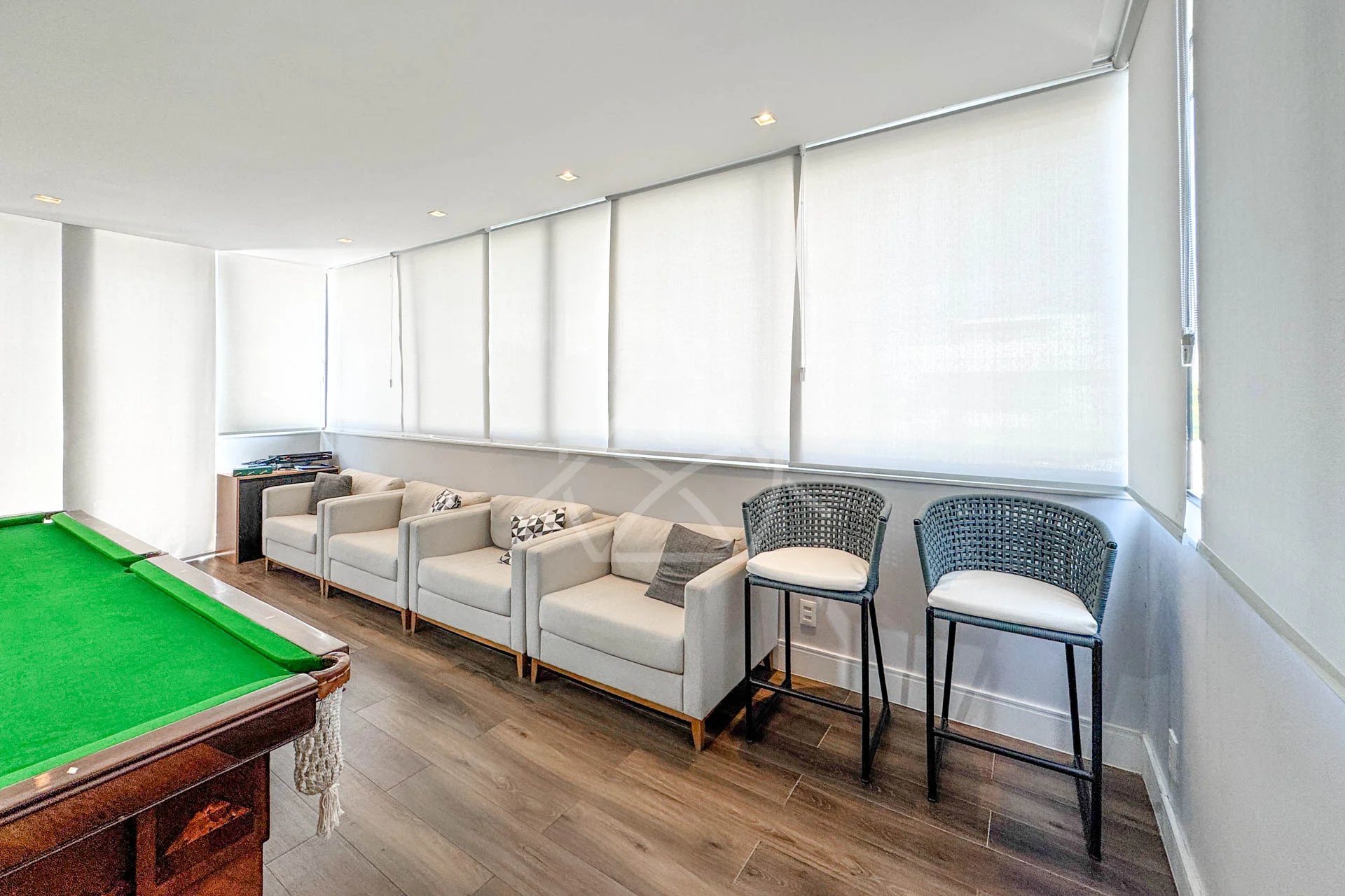 Casa com Cinema, 4 Suítes, Pub, Piscina com Hidromassagem