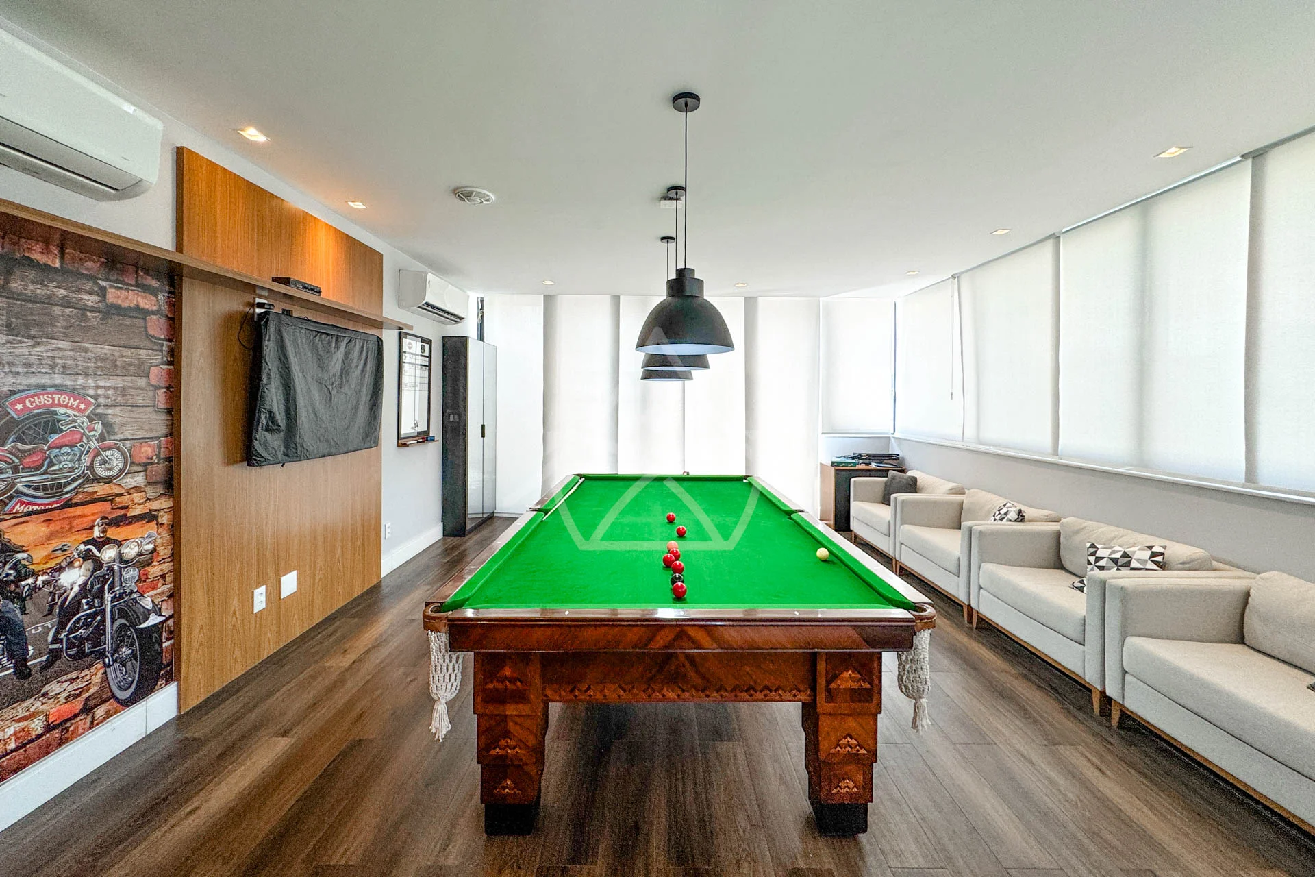 Casa com Cinema, 4 Suítes, Pub, Piscina com Hidromassagem