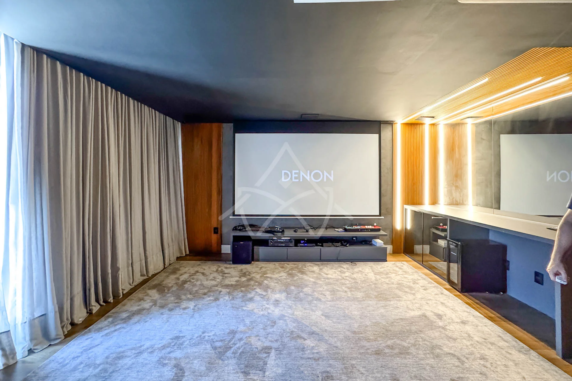 Casa com Cinema, 4 Suítes, Pub, Piscina com Hidromassagem