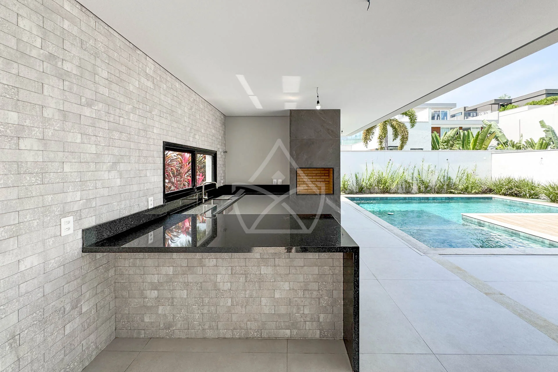 Casa Triplex no Del Lago à Venda com 4 Suítes, Piscina com Raia, Sauna e Sótão Multiuso – Conforto, Elegância e Lazer Completo.