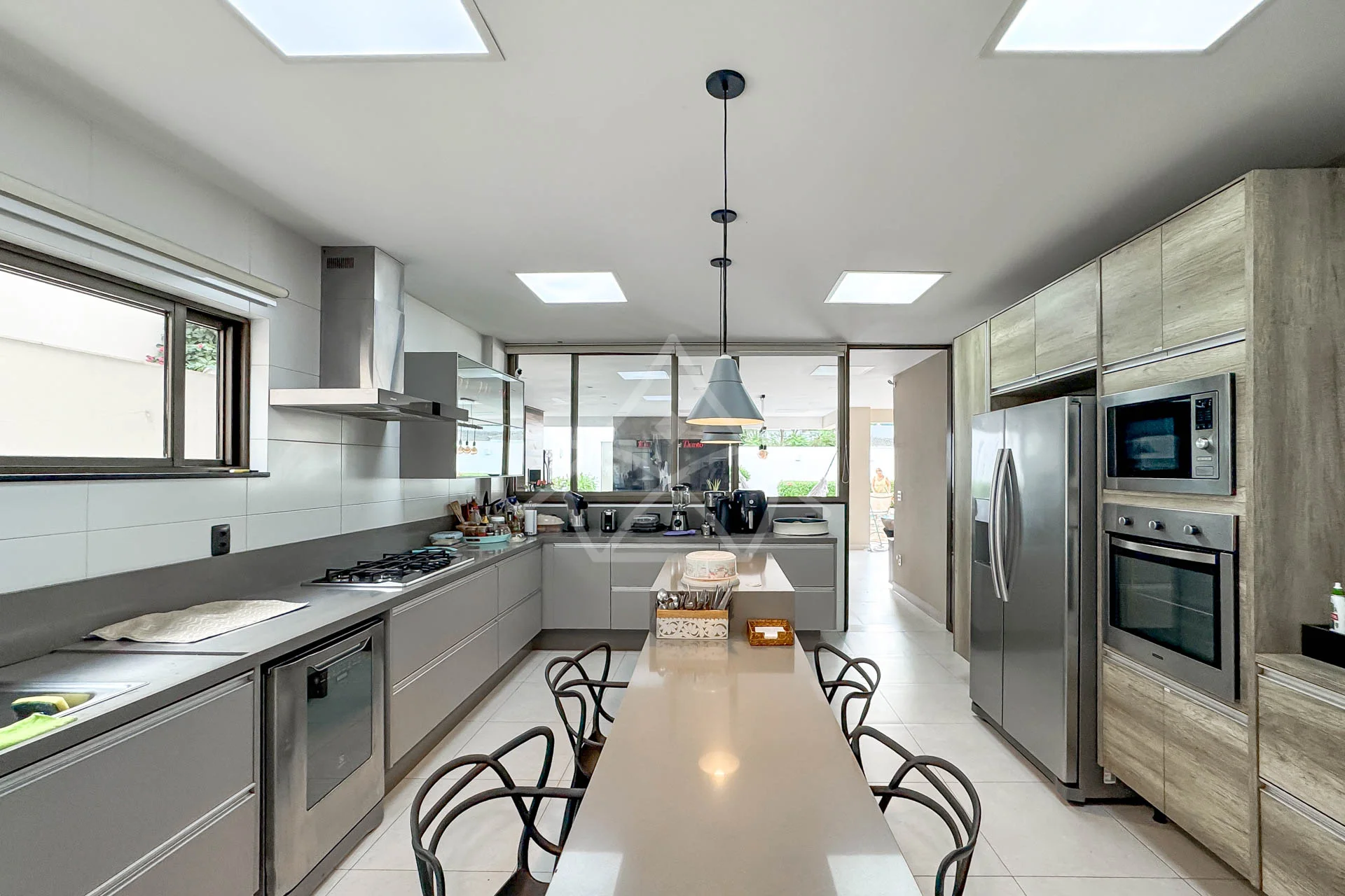 Casa Triplex no Del Lago à Venda com 4 Suítes, Piscina com Raia, Sauna e Sótão Multiuso – Conforto, Elegância e Lazer Completo.