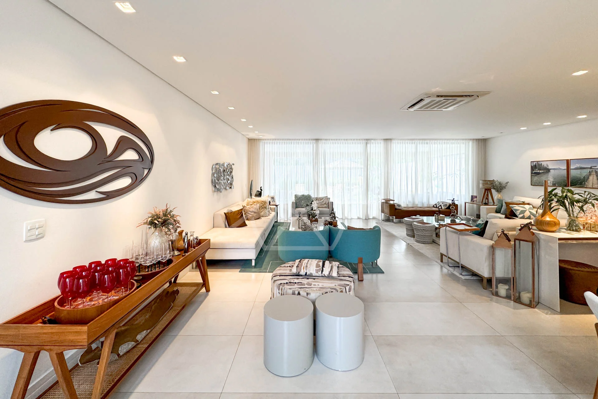 Casa Triplex no Del Lago à Venda com 4 Suítes, Piscina com Raia, Sauna e Sótão Multiuso – Conforto, Elegância e Lazer Completo.