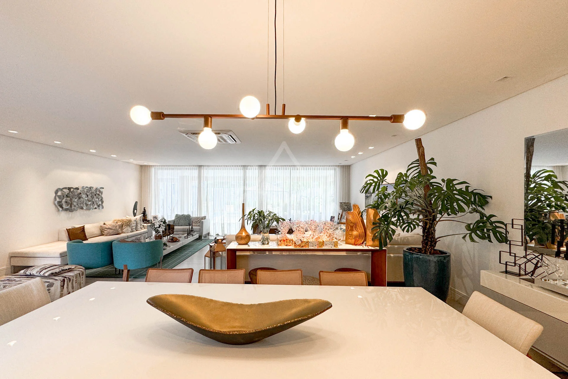 Casa Triplex no Del Lago à Venda com 4 Suítes, Piscina com Raia, Sauna e Sótão Multiuso – Conforto, Elegância e Lazer Completo.