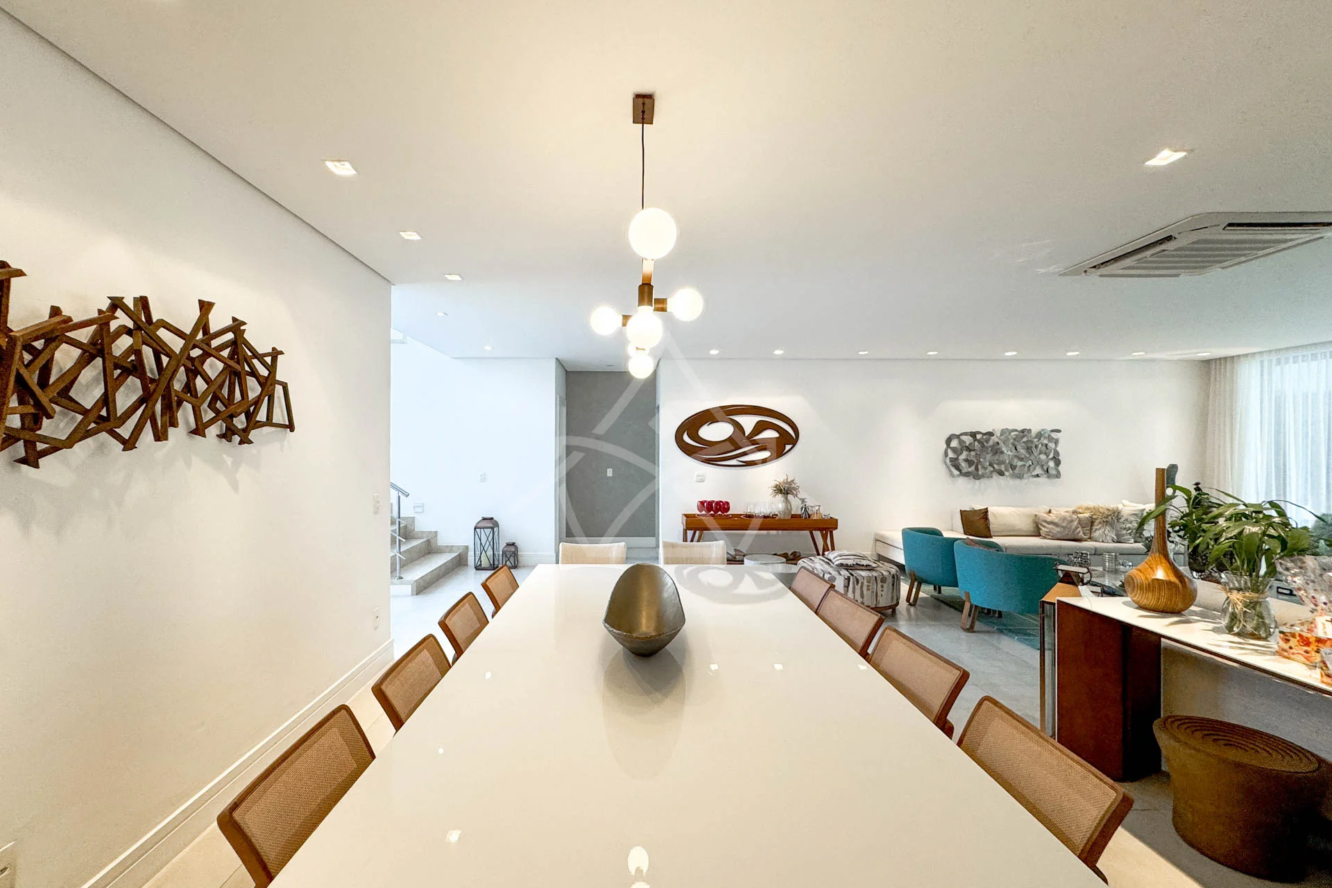 Casa Triplex no Del Lago à Venda com 4 Suítes, Piscina com Raia, Sauna e Sótão Multiuso – Conforto, Elegância e Lazer Completo.