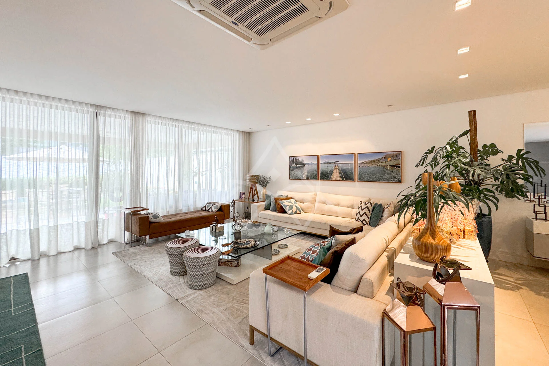 Casa Triplex no Del Lago à Venda com 4 Suítes, Piscina com Raia, Sauna e Sótão Multiuso – Conforto, Elegância e Lazer Completo.