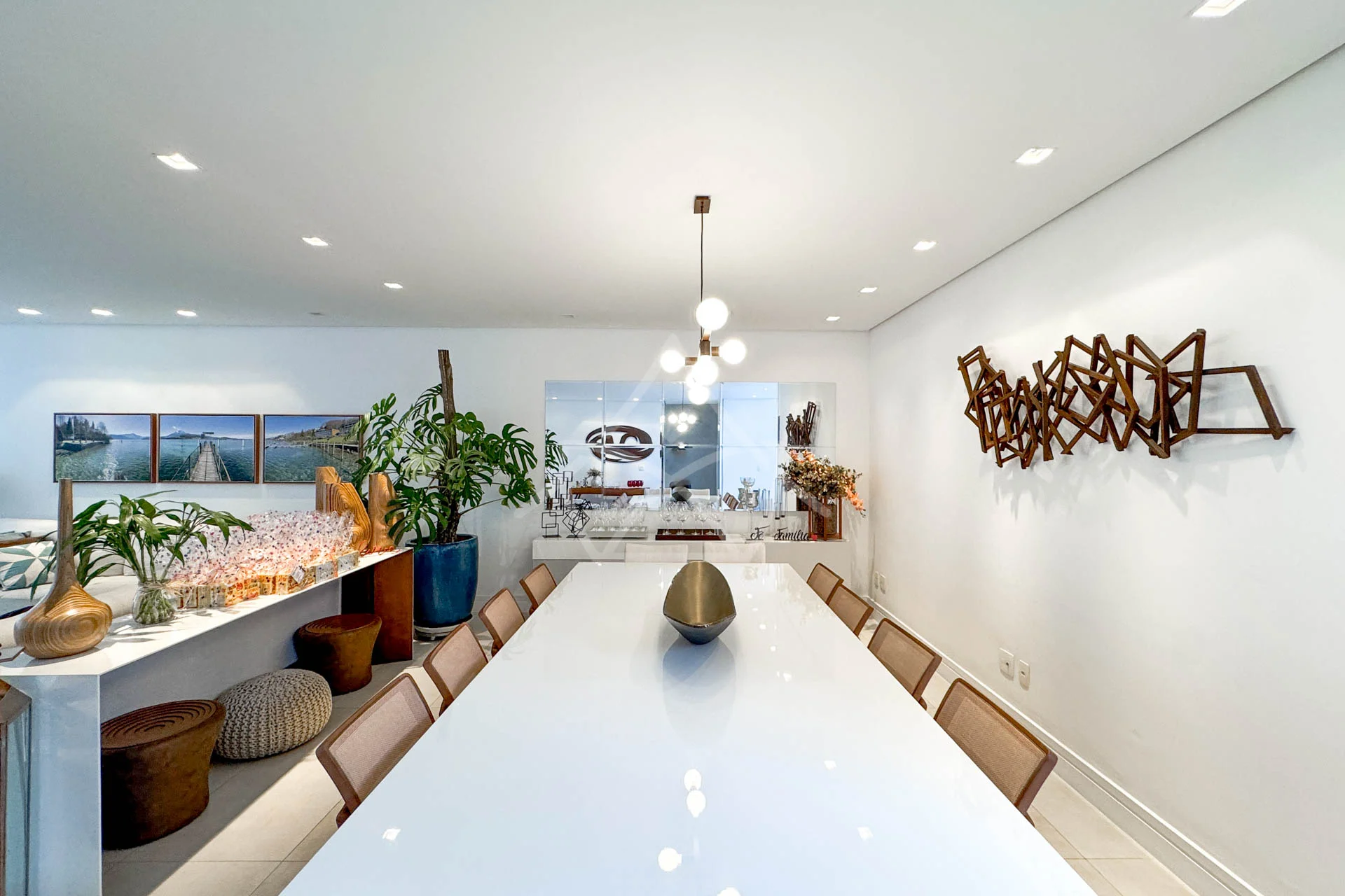 Casa Triplex no Del Lago à Venda com 4 Suítes, Piscina com Raia, Sauna e Sótão Multiuso – Conforto, Elegância e Lazer Completo.