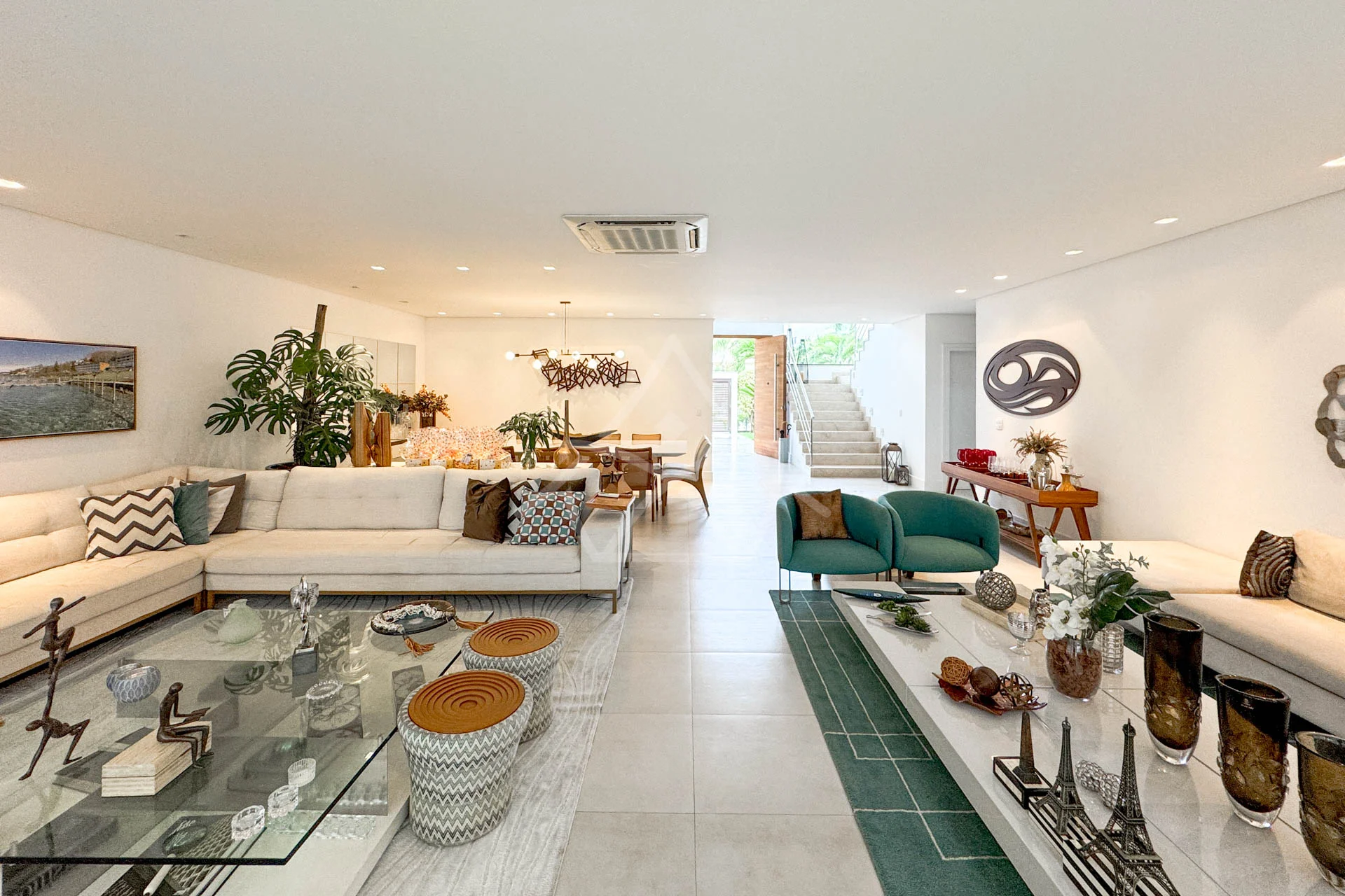 Casa Triplex no Del Lago à Venda com 4 Suítes, Piscina com Raia, Sauna e Sótão Multiuso – Conforto, Elegância e Lazer Completo.