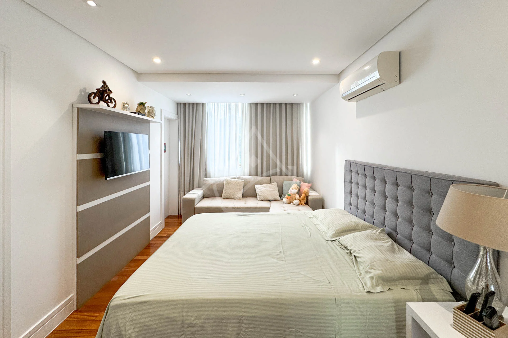 Casa Triplex no Del Lago à Venda com 4 Suítes, Piscina com Raia, Sauna e Sótão Multiuso – Conforto, Elegância e Lazer Completo.
