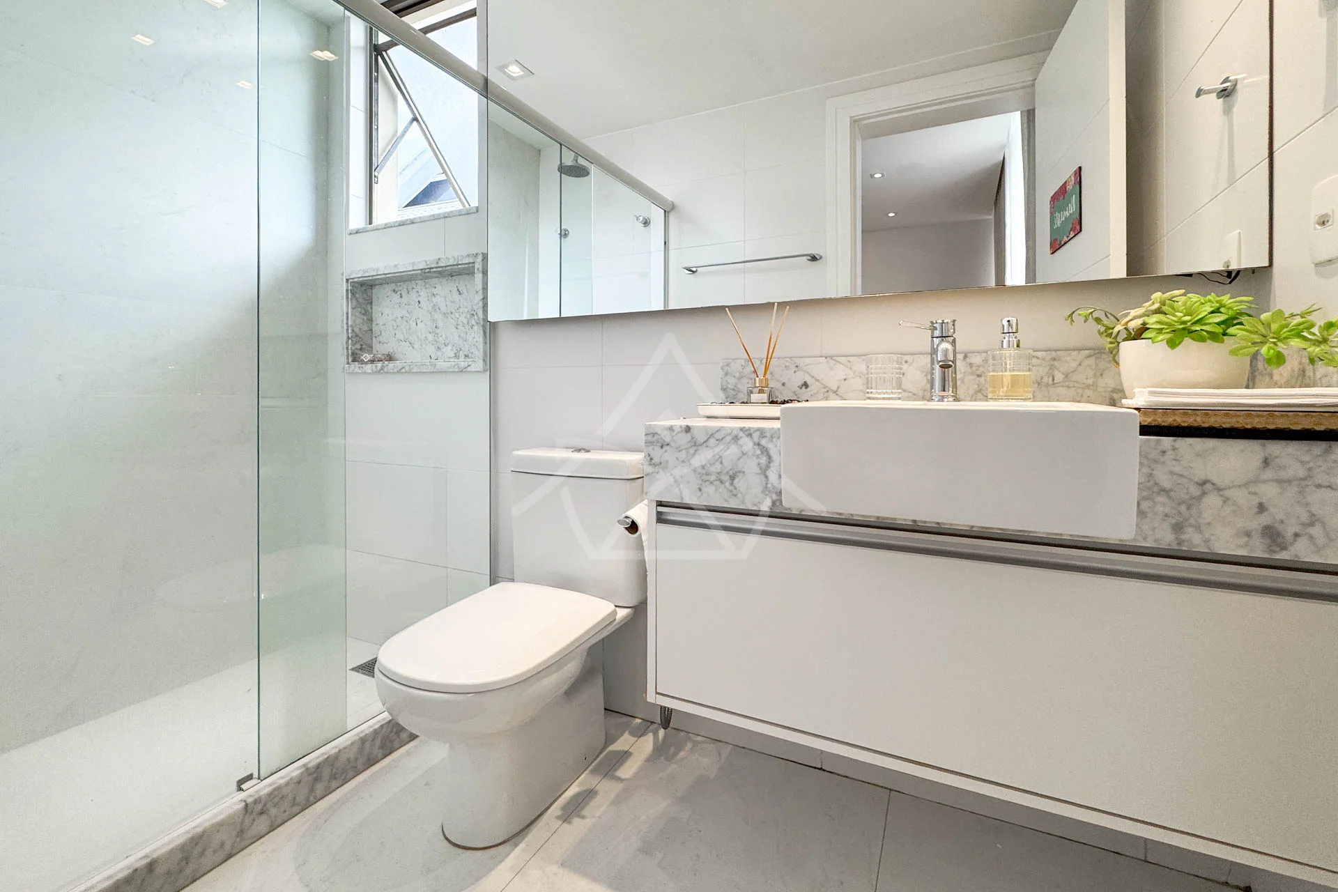 Casa Triplex no Del Lago à Venda com 4 Suítes, Piscina com Raia, Sauna e Sótão Multiuso – Conforto, Elegância e Lazer Completo.