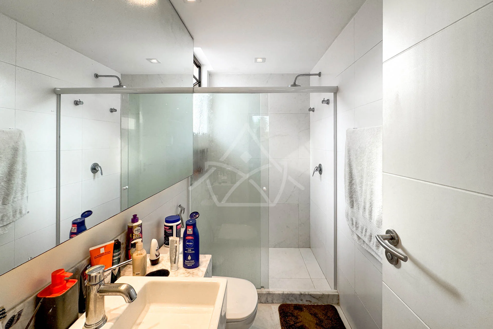 Casa Triplex no Del Lago à Venda com 4 Suítes, Piscina com Raia, Sauna e Sótão Multiuso – Conforto, Elegância e Lazer Completo.