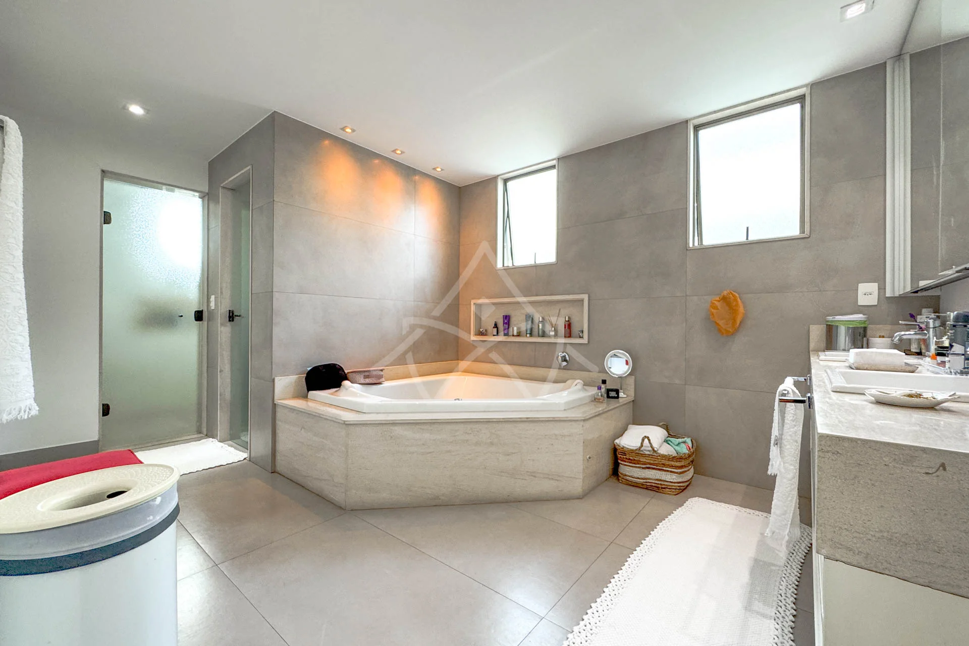 Casa Triplex no Del Lago à Venda com 4 Suítes, Piscina com Raia, Sauna e Sótão Multiuso – Conforto, Elegância e Lazer Completo.