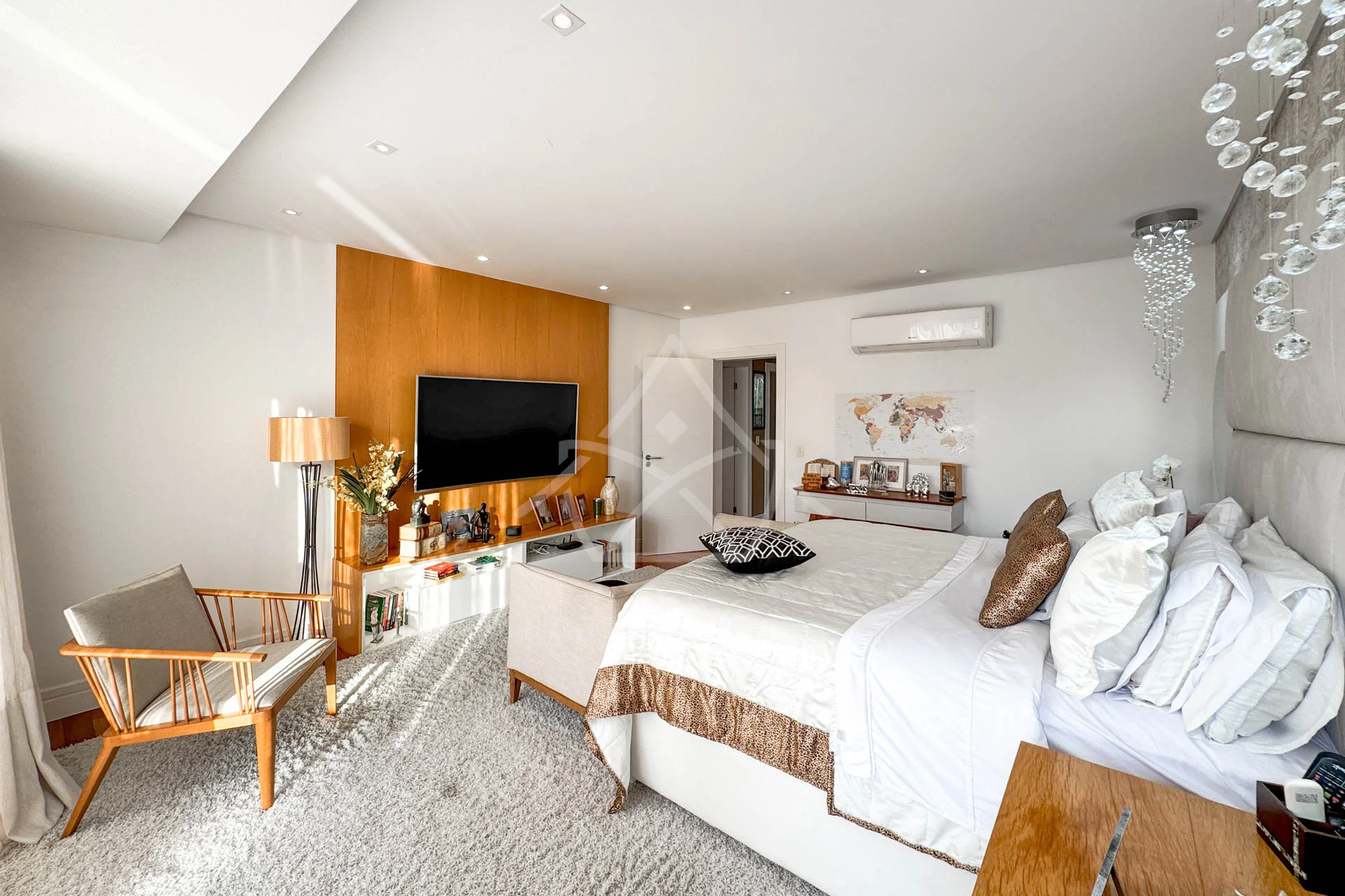 Casa Triplex no Del Lago à Venda com 4 Suítes, Piscina com Raia, Sauna e Sótão Multiuso – Conforto, Elegância e Lazer Completo.