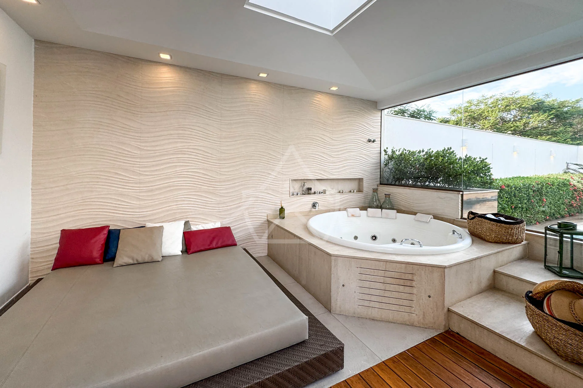 Casa Triplex no Del Lago à Venda com 4 Suítes, Piscina com Raia, Sauna e Sótão Multiuso – Conforto, Elegância e Lazer Completo.