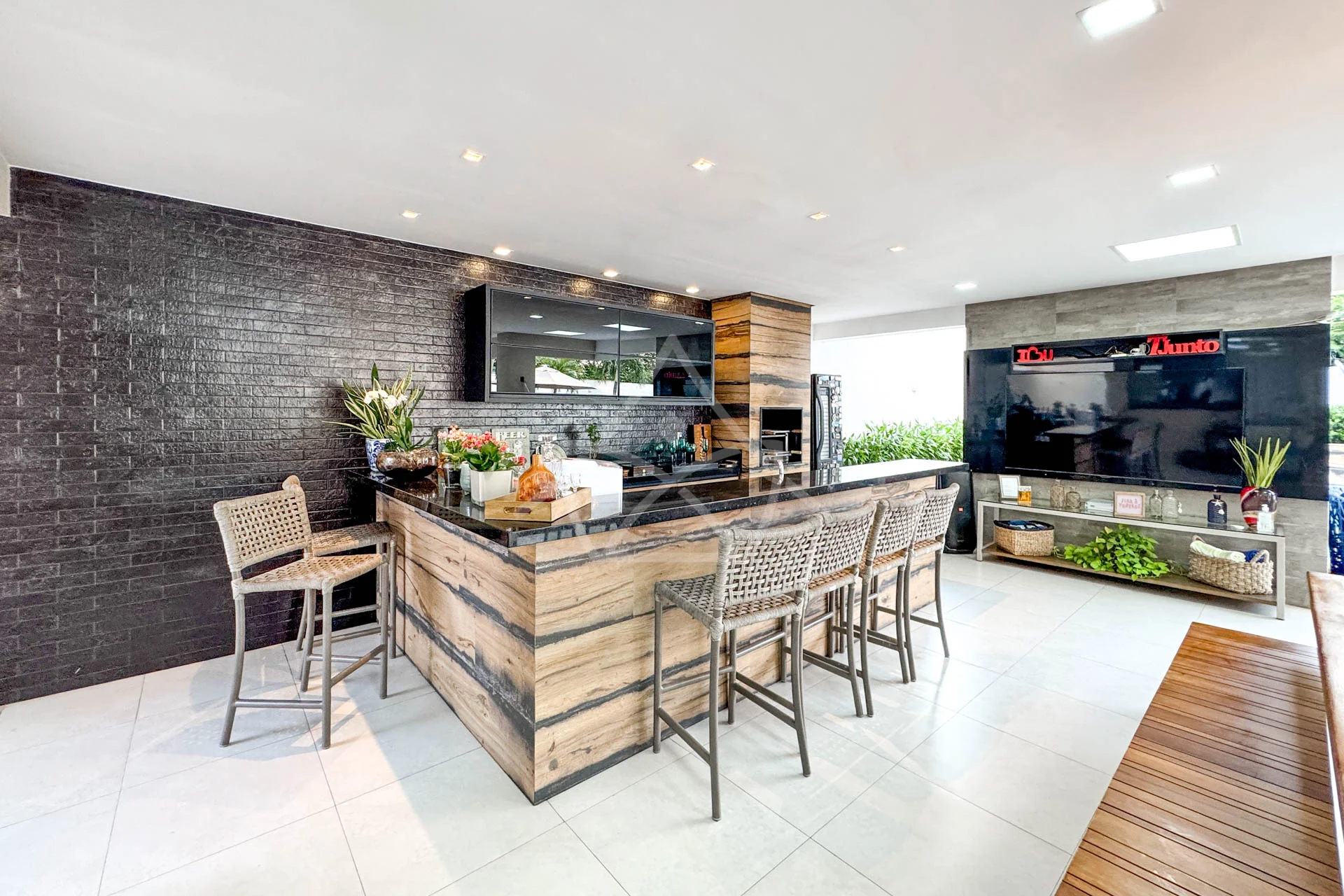 Casa Triplex no Del Lago à Venda com 4 Suítes, Piscina com Raia, Sauna e Sótão Multiuso – Conforto, Elegância e Lazer Completo.