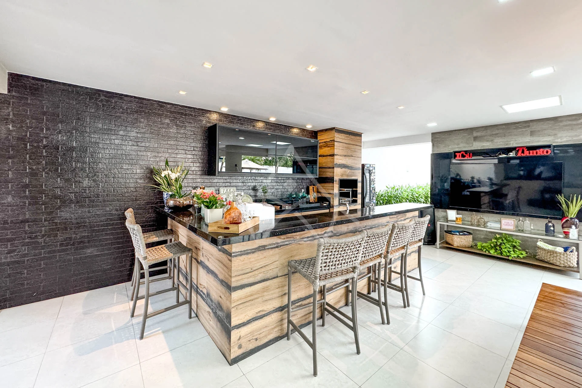 Casa Triplex no Del Lago à Venda com 4 Suítes, Piscina com Raia, Sauna e Sótão Multiuso – Conforto, Elegância e Lazer Completo.