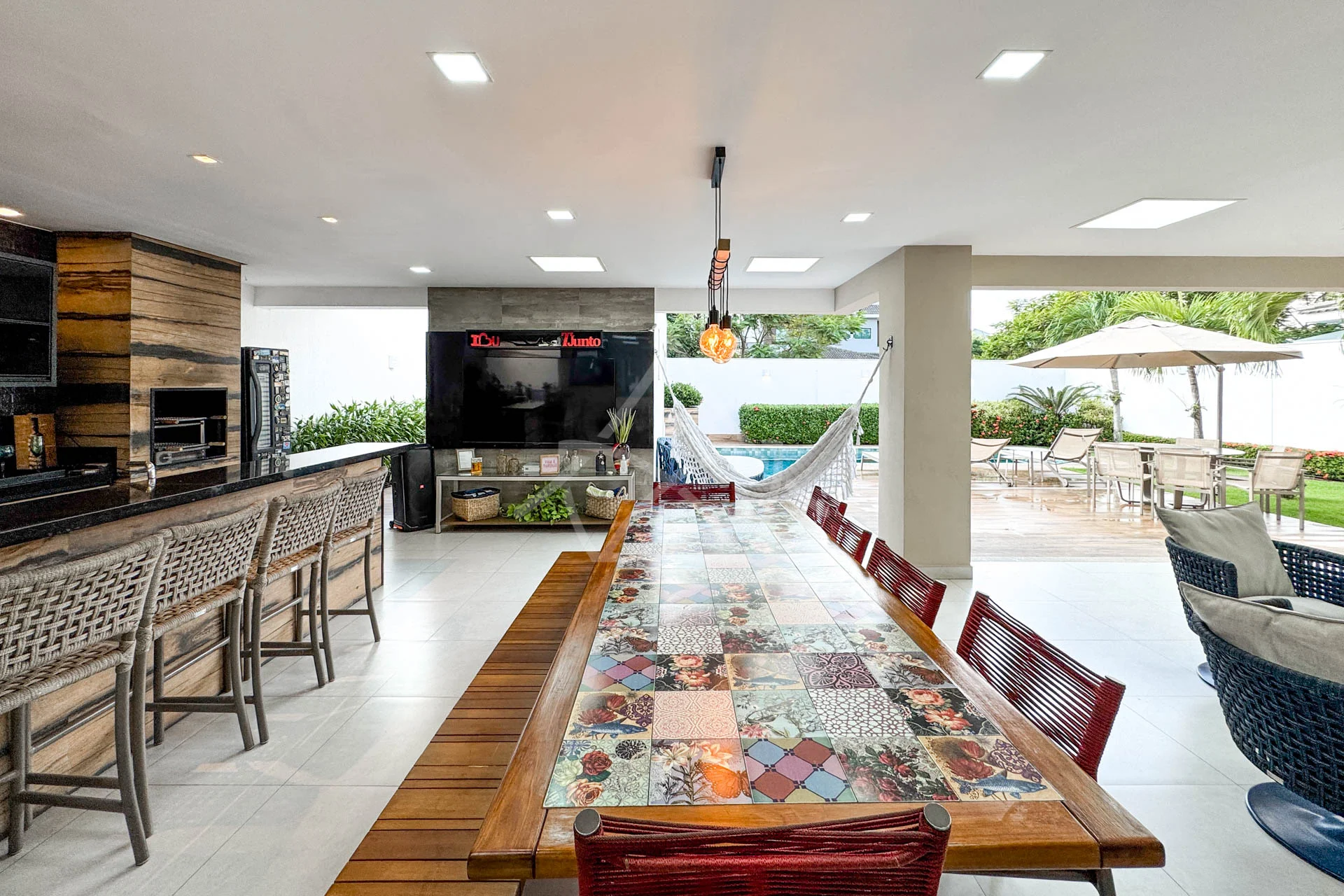 Casa Triplex no Del Lago à Venda com 4 Suítes, Piscina com Raia, Sauna e Sótão Multiuso – Conforto, Elegância e Lazer Completo.