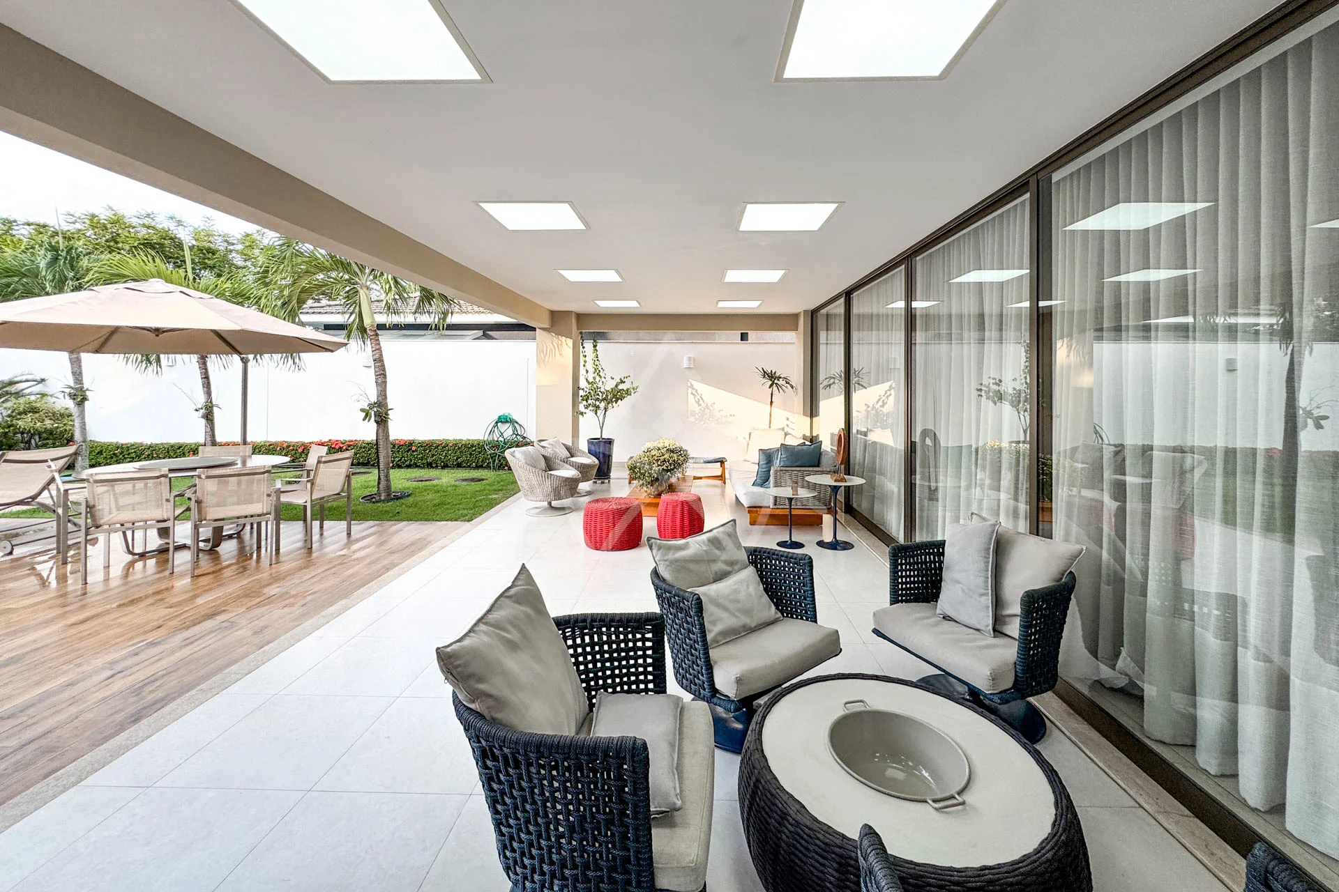 Casa Triplex no Del Lago à Venda com 4 Suítes, Piscina com Raia, Sauna e Sótão Multiuso – Conforto, Elegância e Lazer Completo.