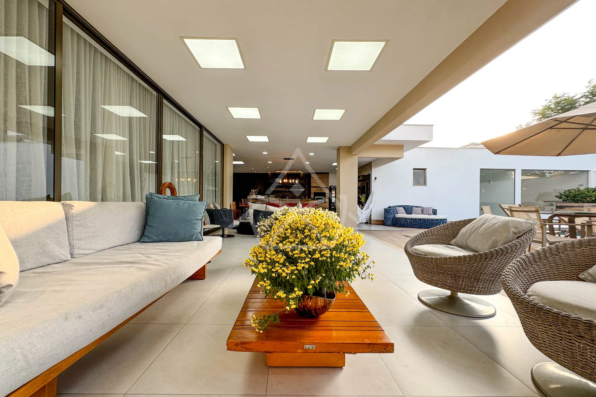 Casa Triplex no Del Lago à Venda com 4 Suítes, Piscina com Raia, Sauna e Sótão Multiuso – Conforto, Elegância e Lazer Completo.