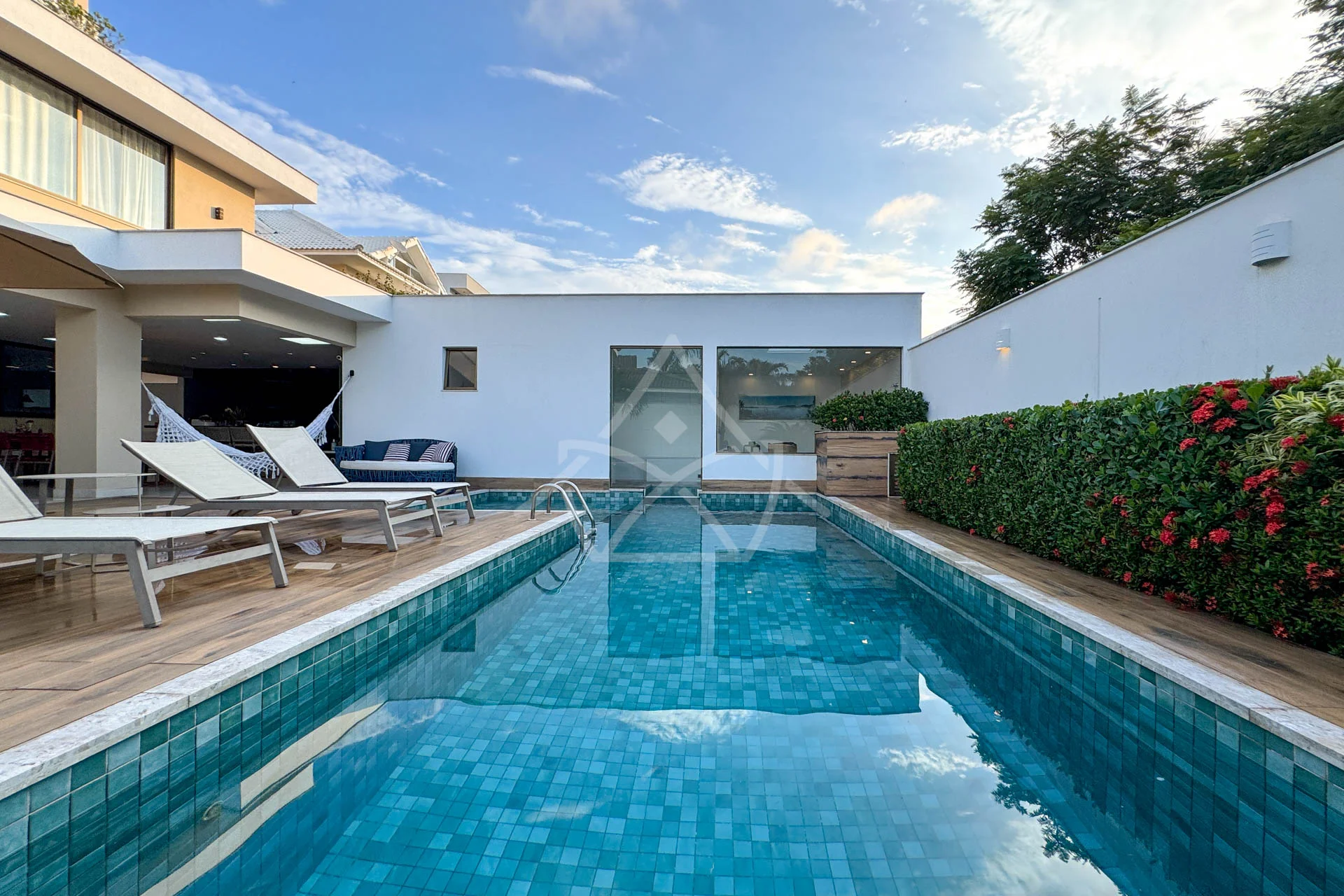 Casa Triplex no Del Lago à Venda com 4 Suítes, Piscina com Raia, Sauna e Sótão Multiuso – Conforto, Elegância e Lazer Completo.