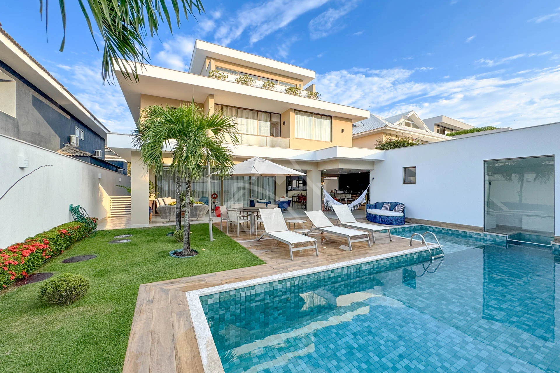Casa Triplex no Del Lago à Venda com 4 Suítes, Piscina com Raia, Sauna e Sótão Multiuso – Conforto, Elegância e Lazer Completo.
