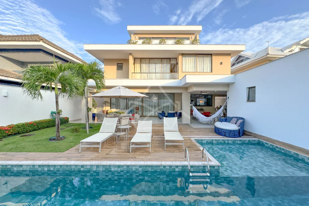 Casa Triplex no Del Lago à Venda com 4 Suítes, Piscina com Raia, Sauna e Sótão Multiuso – Conforto, Elegância e Lazer Completo.