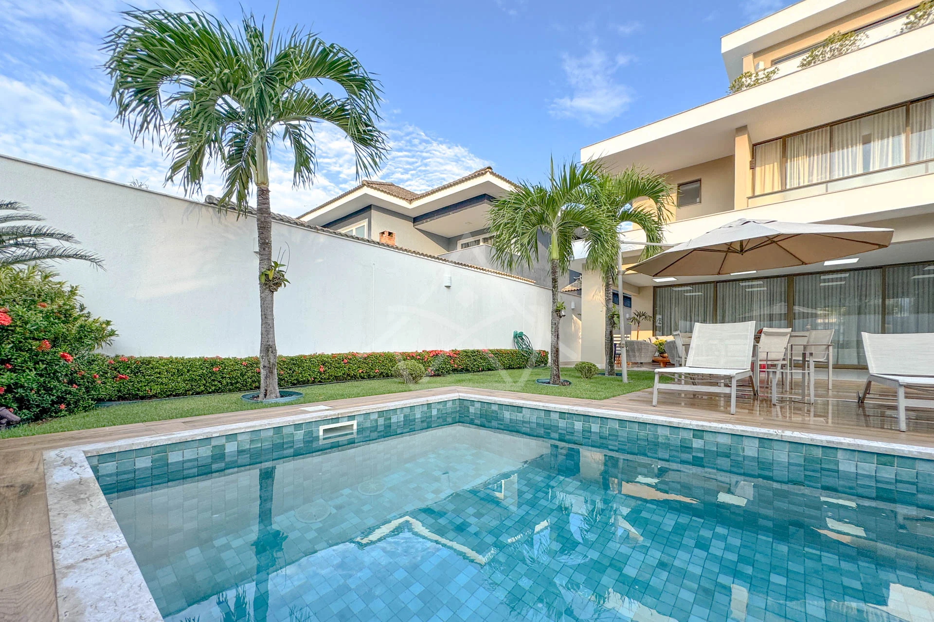 Casa Triplex no Del Lago à Venda com 4 Suítes, Piscina com Raia, Sauna e Sótão Multiuso – Conforto, Elegância e Lazer Completo.