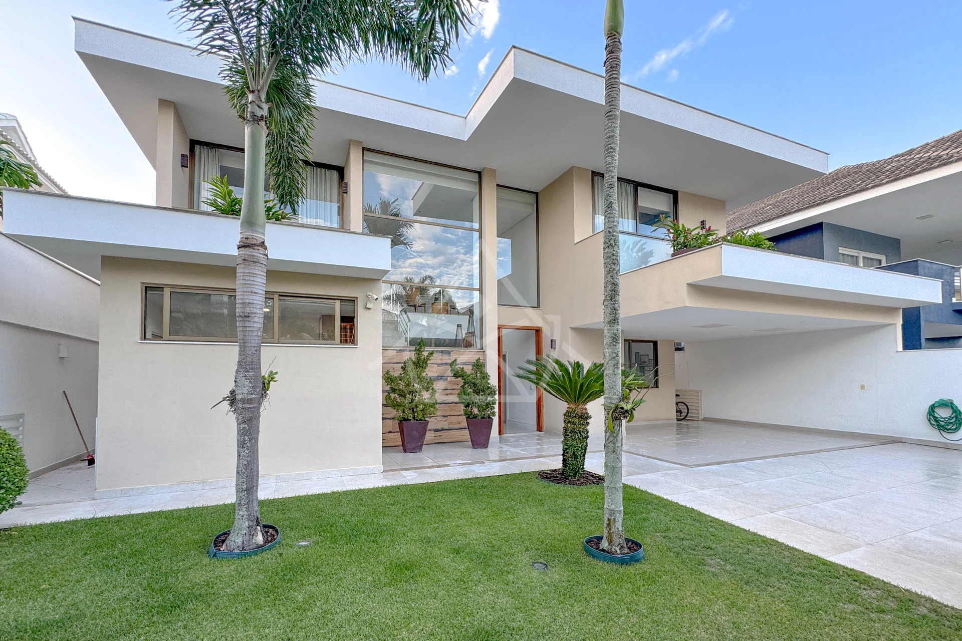 Casa Triplex no Del Lago à Venda com 4 Suítes, Piscina com Raia, Sauna e Sótão Multiuso – Conforto, Elegância e Lazer Completo.