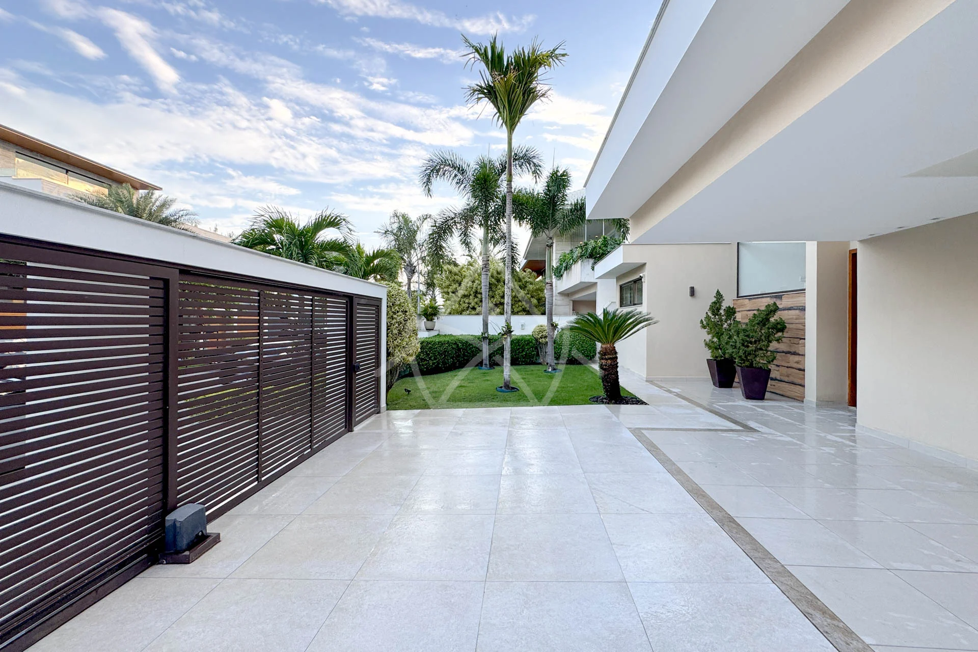 Casa Triplex no Del Lago à Venda com 4 Suítes, Piscina com Raia, Sauna e Sótão Multiuso – Conforto, Elegância e Lazer Completo.