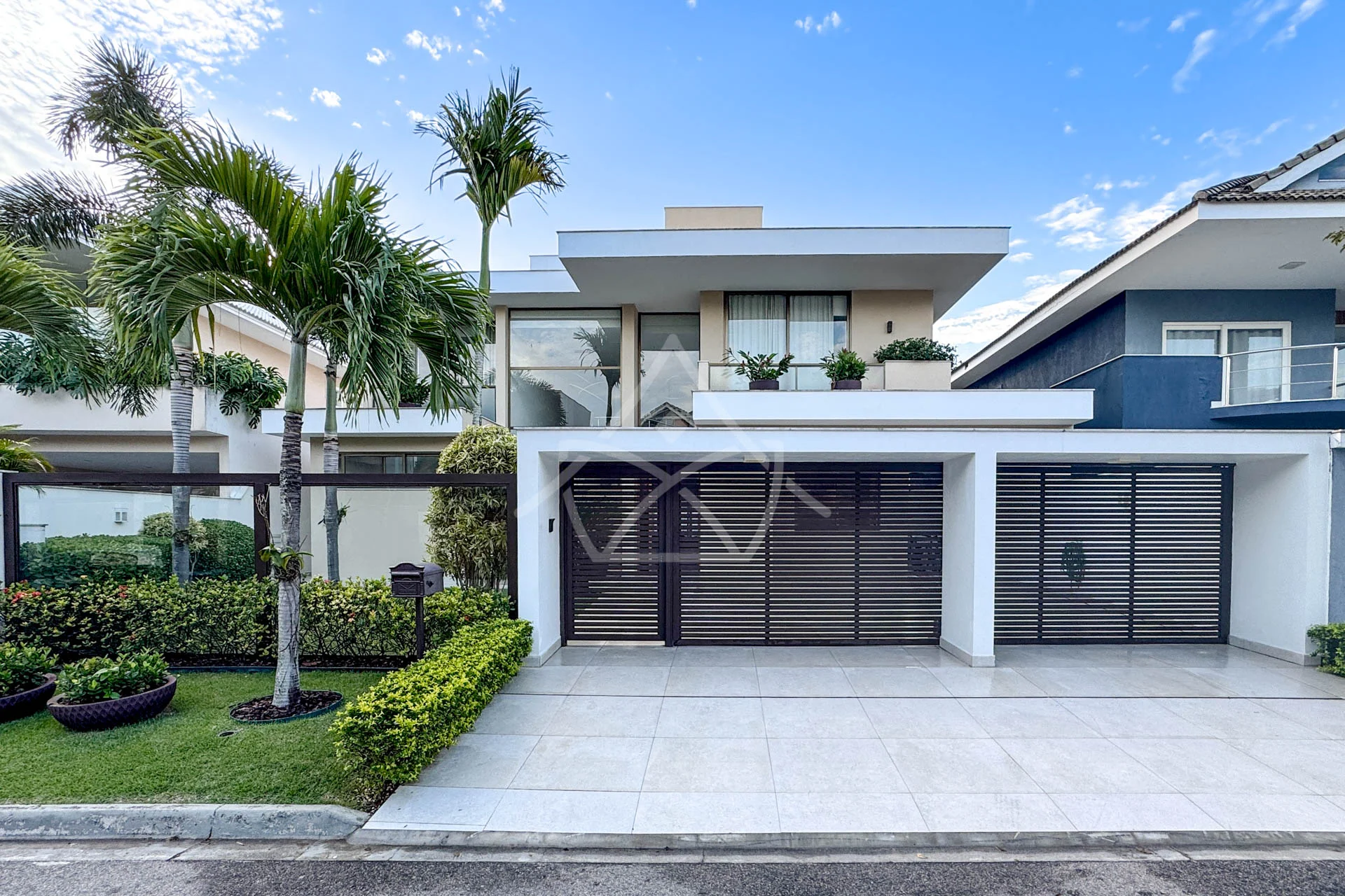 Casa Triplex no Del Lago à Venda com 4 Suítes, Piscina com Raia, Sauna e Sótão Multiuso – Conforto, Elegância e Lazer Completo.