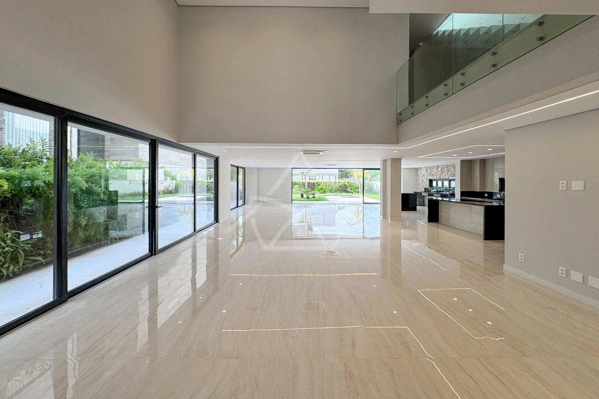 Casa com Sala de Cinema à Venda com 5 Suítes, Piscina, e Varanda Gourmet