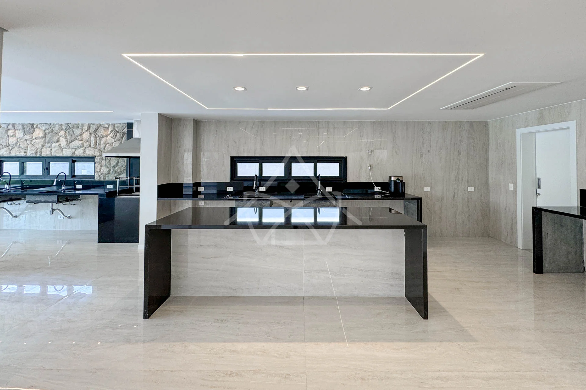 Casa com Sala de Cinema à Venda com 5 Suítes, Piscina, e Varanda Gourmet