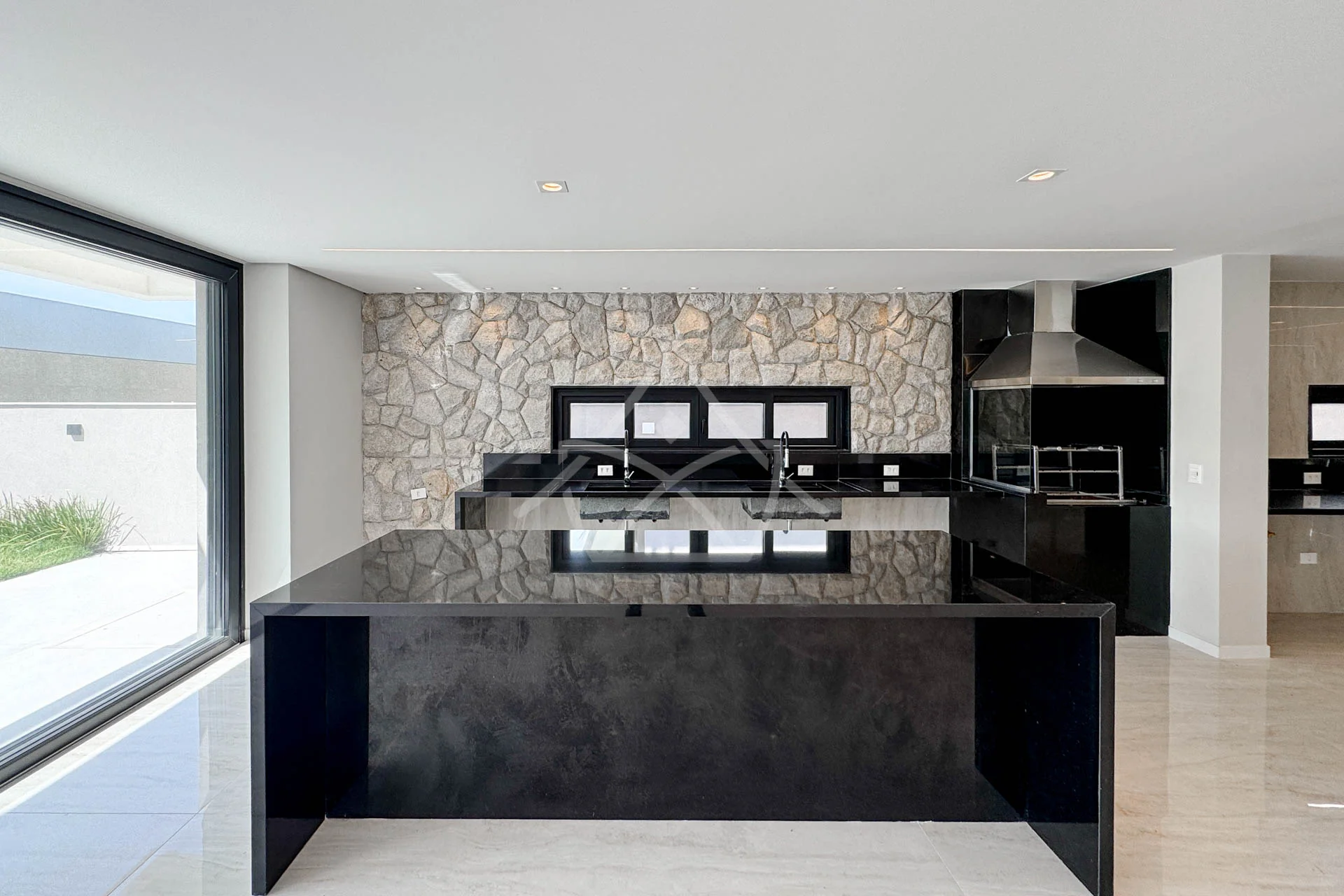 Casa com Sala de Cinema à Venda com 5 Suítes, Piscina, e Varanda Gourmet