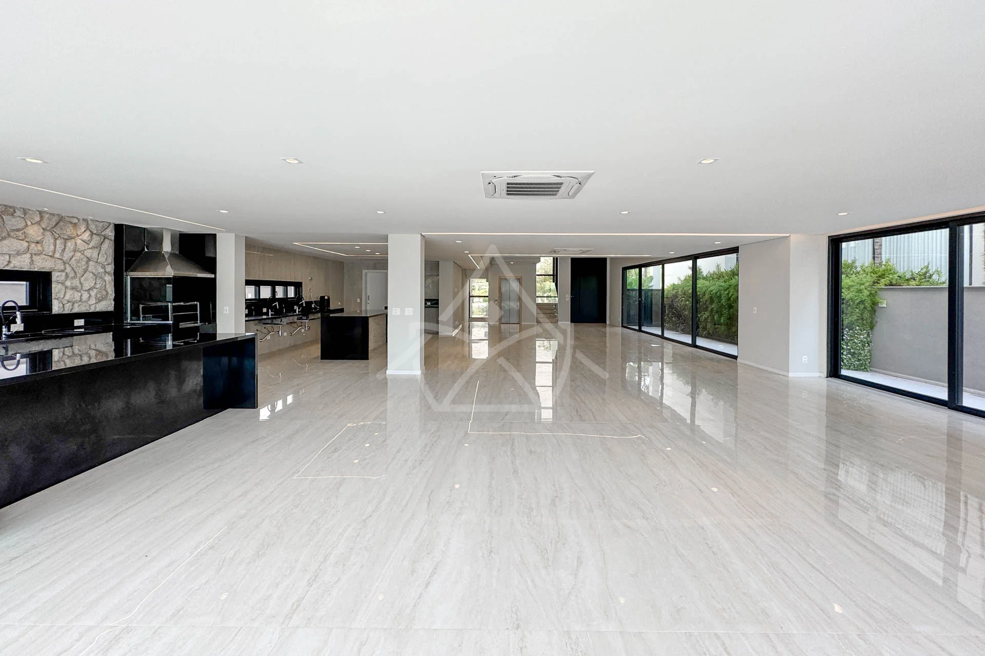 Casa com Sala de Cinema à Venda com 5 Suítes, Piscina, e Varanda Gourmet