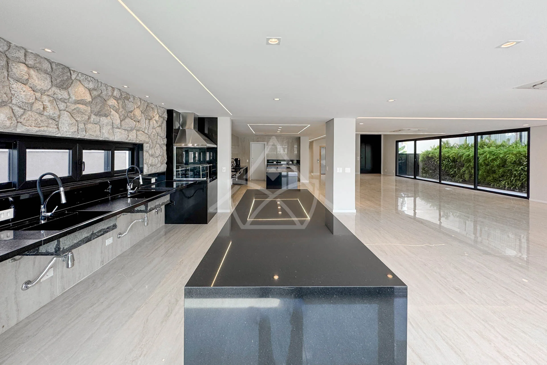 Casa com Sala de Cinema à Venda com 5 Suítes, Piscina, e Varanda Gourmet