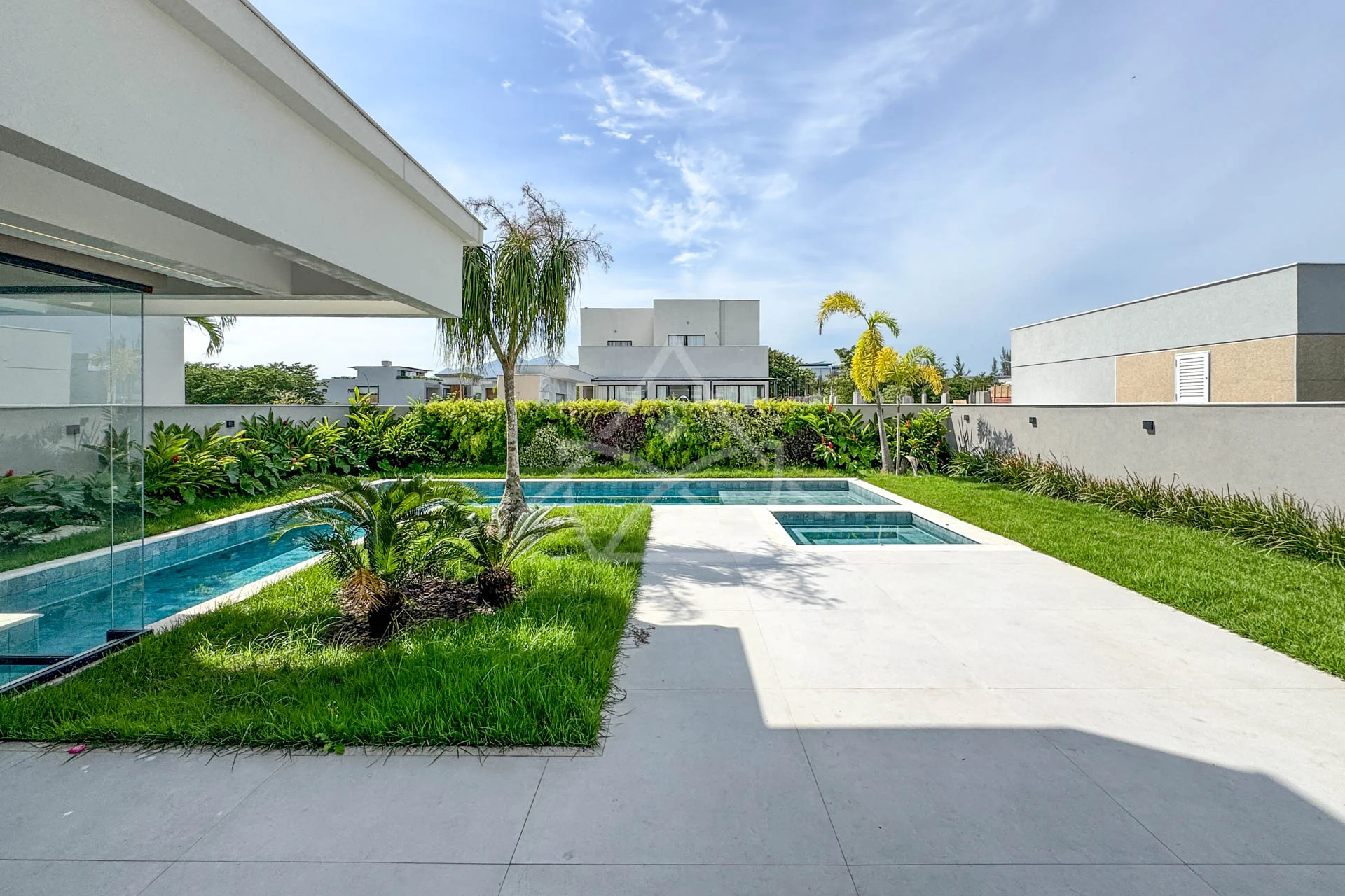 Casa com Sala de Cinema à Venda com 5 Suítes, Piscina, e Varanda Gourmet