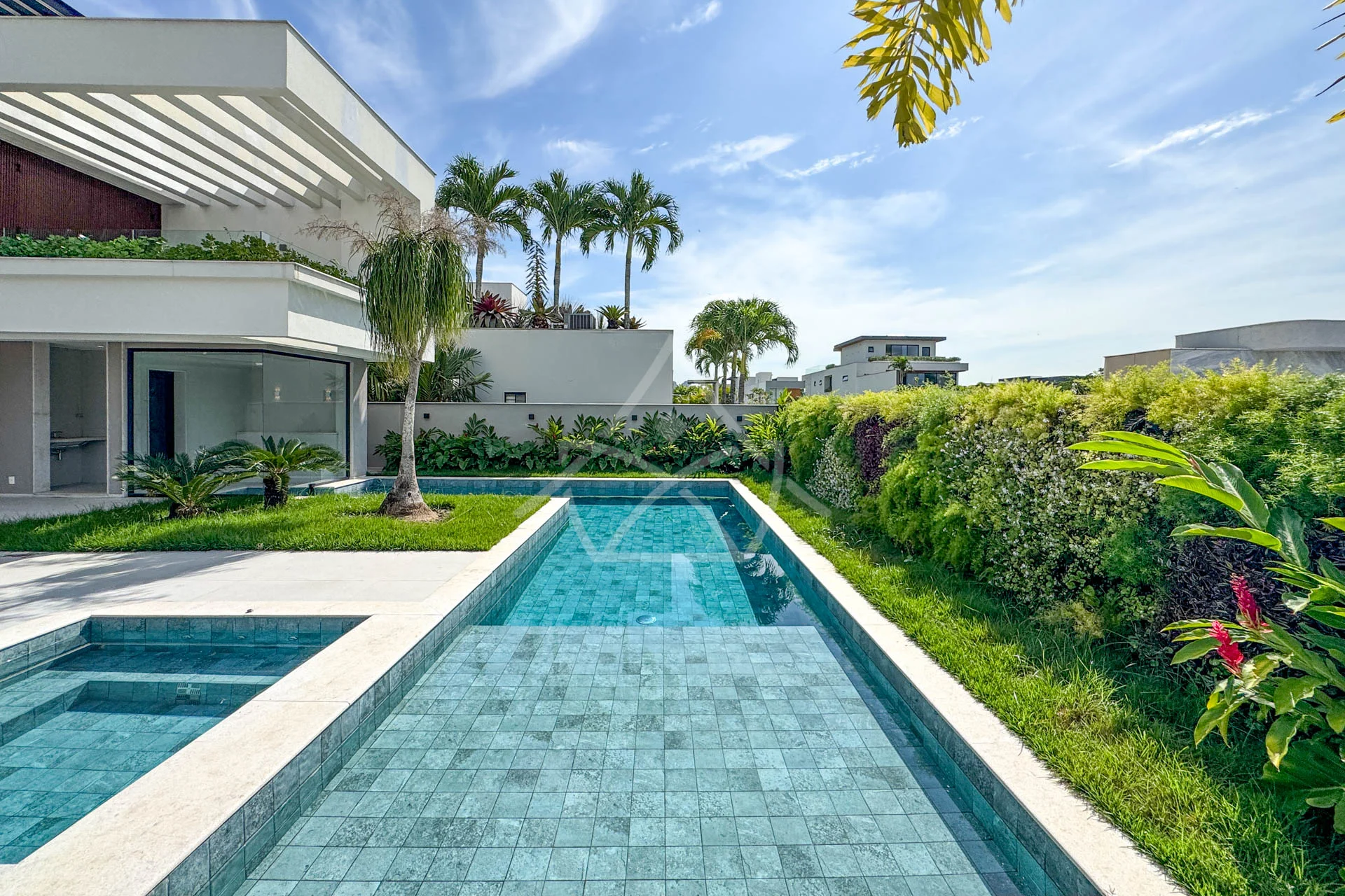Casa com Sala de Cinema à Venda com 5 Suítes, Piscina, e Varanda Gourmet